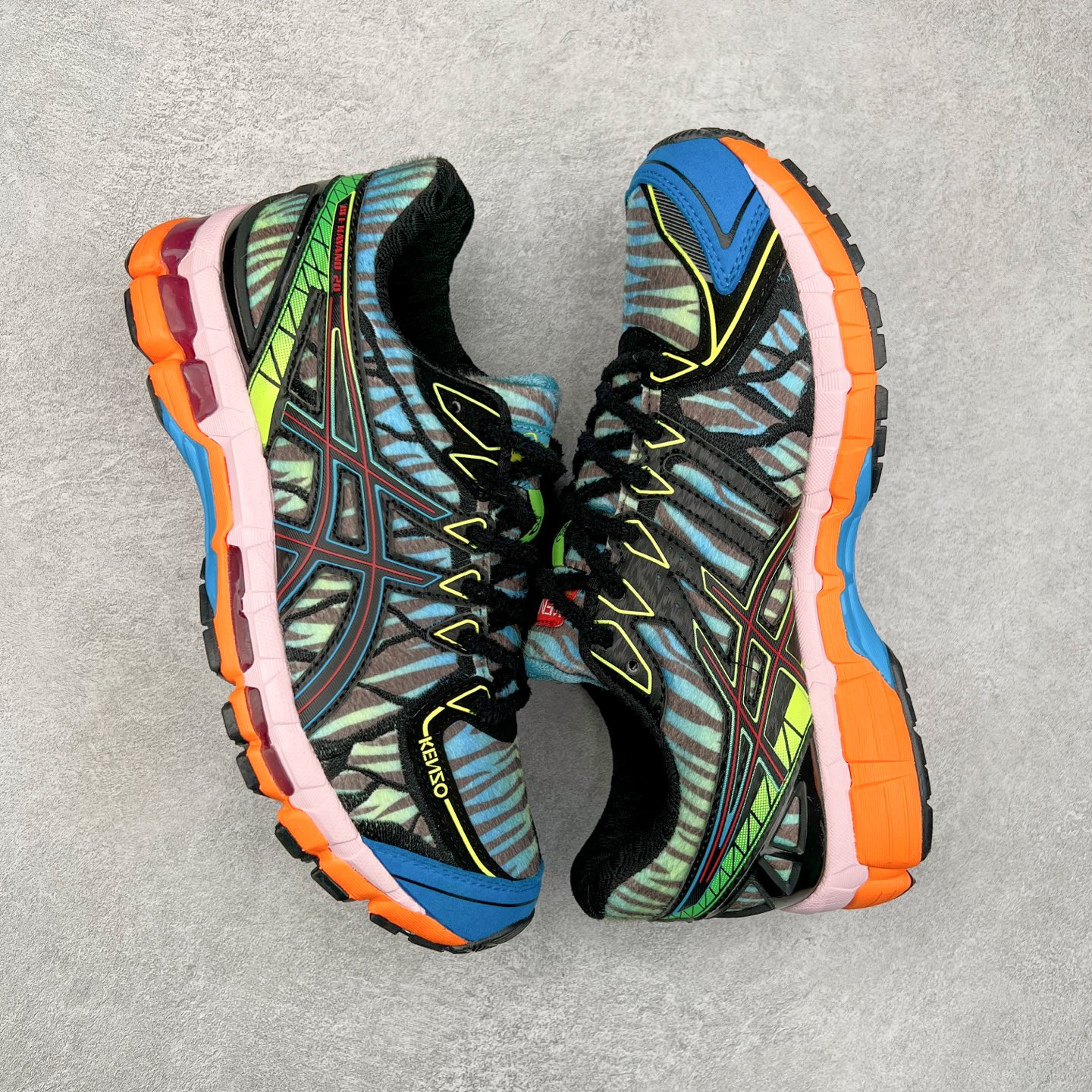 图片[3]-KENZO x Asics Gel-Kayano20 亚瑟士拼色圆头织物防滑低帮跑步鞋 虎头联名款 GEL-KAYANO 20问世于2013年以卓越的缓冲性能在长跑领域而闻名 该鞋款拥抱建筑美学 从建筑物和汽车中汲取设计灵感 富有科技感的外观造型 多功能性满足日常生活的使用需求 KENZO重新演绎了这款经典的ASICS亚瑟士稳定型跑鞋 延续卓越的舒适性能和先进的科技感设计 将其打造成一款生活方式类鞋款 其中两款在配色和材质上受到 KENZO老虎图案的灵感启发 鞋面均用人造皮草呈现出丝绒纹理 TPU鞋笼则以老虎条纹图案进行升级焕新 第三种配色体现了“环游世界”的创作理念以生动明亮的色彩展现了KENZO创始人高田贤三在全球旅行中所受到的启发 设计中巧妙地融入多国旗元素 尺码：40.5 41.5 42 42.5 43.5 44 45-选品中心