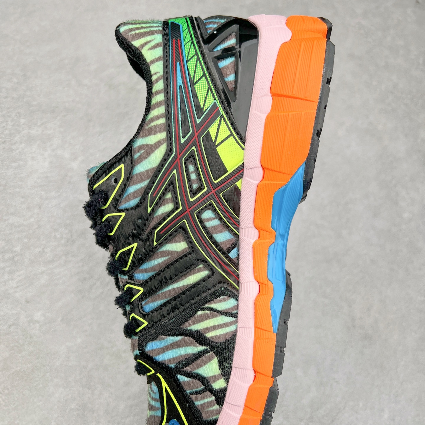 图片[7]-KENZO x Asics Gel-Kayano20 亚瑟士拼色圆头织物防滑低帮跑步鞋 虎头联名款 GEL-KAYANO 20问世于2013年以卓越的缓冲性能在长跑领域而闻名 该鞋款拥抱建筑美学 从建筑物和汽车中汲取设计灵感 富有科技感的外观造型 多功能性满足日常生活的使用需求 KENZO重新演绎了这款经典的ASICS亚瑟士稳定型跑鞋 延续卓越的舒适性能和先进的科技感设计 将其打造成一款生活方式类鞋款 其中两款在配色和材质上受到 KENZO老虎图案的灵感启发 鞋面均用人造皮草呈现出丝绒纹理 TPU鞋笼则以老虎条纹图案进行升级焕新 第三种配色体现了“环游世界”的创作理念以生动明亮的色彩展现了KENZO创始人高田贤三在全球旅行中所受到的启发 设计中巧妙地融入多国旗元素 尺码：40.5 41.5 42 42.5 43.5 44 45-选品中心