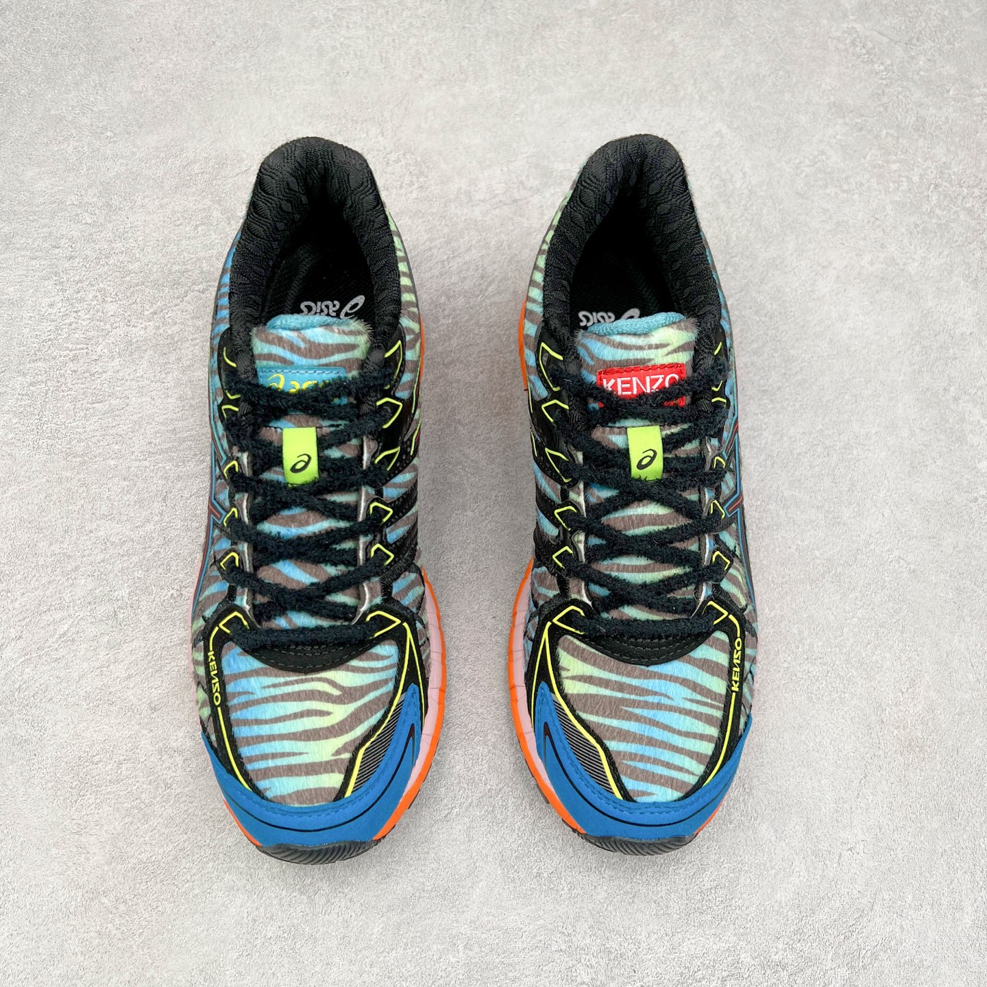 图片[2]-KENZO x Asics Gel-Kayano20 亚瑟士拼色圆头织物防滑低帮跑步鞋 虎头联名款 GEL-KAYANO 20问世于2013年以卓越的缓冲性能在长跑领域而闻名 该鞋款拥抱建筑美学 从建筑物和汽车中汲取设计灵感 富有科技感的外观造型 多功能性满足日常生活的使用需求 KENZO重新演绎了这款经典的ASICS亚瑟士稳定型跑鞋 延续卓越的舒适性能和先进的科技感设计 将其打造成一款生活方式类鞋款 其中两款在配色和材质上受到 KENZO老虎图案的灵感启发 鞋面均用人造皮草呈现出丝绒纹理 TPU鞋笼则以老虎条纹图案进行升级焕新 第三种配色体现了“环游世界”的创作理念以生动明亮的色彩展现了KENZO创始人高田贤三在全球旅行中所受到的启发 设计中巧妙地融入多国旗元素 尺码：40.5 41.5 42 42.5 43.5 44 45-选品中心