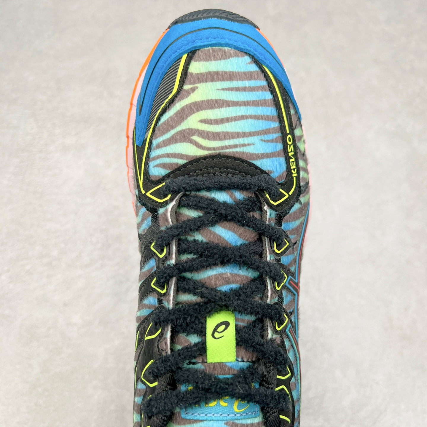 图片[4]-KENZO x Asics Gel-Kayano20 亚瑟士拼色圆头织物防滑低帮跑步鞋 虎头联名款 GEL-KAYANO 20问世于2013年以卓越的缓冲性能在长跑领域而闻名 该鞋款拥抱建筑美学 从建筑物和汽车中汲取设计灵感 富有科技感的外观造型 多功能性满足日常生活的使用需求 KENZO重新演绎了这款经典的ASICS亚瑟士稳定型跑鞋 延续卓越的舒适性能和先进的科技感设计 将其打造成一款生活方式类鞋款 其中两款在配色和材质上受到 KENZO老虎图案的灵感启发 鞋面均用人造皮草呈现出丝绒纹理 TPU鞋笼则以老虎条纹图案进行升级焕新 第三种配色体现了“环游世界”的创作理念以生动明亮的色彩展现了KENZO创始人高田贤三在全球旅行中所受到的启发 设计中巧妙地融入多国旗元素 尺码：40.5 41.5 42 42.5 43.5 44 45-选品中心