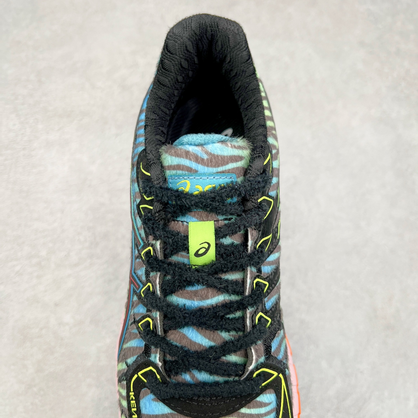 图片[5]-KENZO x Asics Gel-Kayano20 亚瑟士拼色圆头织物防滑低帮跑步鞋 虎头联名款 GEL-KAYANO 20问世于2013年以卓越的缓冲性能在长跑领域而闻名 该鞋款拥抱建筑美学 从建筑物和汽车中汲取设计灵感 富有科技感的外观造型 多功能性满足日常生活的使用需求 KENZO重新演绎了这款经典的ASICS亚瑟士稳定型跑鞋 延续卓越的舒适性能和先进的科技感设计 将其打造成一款生活方式类鞋款 其中两款在配色和材质上受到 KENZO老虎图案的灵感启发 鞋面均用人造皮草呈现出丝绒纹理 TPU鞋笼则以老虎条纹图案进行升级焕新 第三种配色体现了“环游世界”的创作理念以生动明亮的色彩展现了KENZO创始人高田贤三在全球旅行中所受到的启发 设计中巧妙地融入多国旗元素 尺码：40.5 41.5 42 42.5 43.5 44 45-选品中心