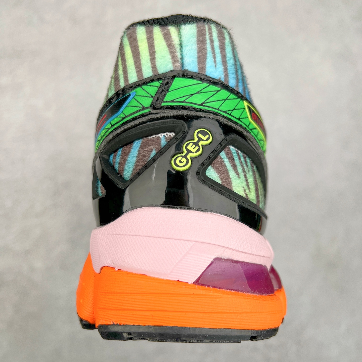 图片[8]-KENZO x Asics Gel-Kayano20 亚瑟士拼色圆头织物防滑低帮跑步鞋 虎头联名款 GEL-KAYANO 20问世于2013年以卓越的缓冲性能在长跑领域而闻名 该鞋款拥抱建筑美学 从建筑物和汽车中汲取设计灵感 富有科技感的外观造型 多功能性满足日常生活的使用需求 KENZO重新演绎了这款经典的ASICS亚瑟士稳定型跑鞋 延续卓越的舒适性能和先进的科技感设计 将其打造成一款生活方式类鞋款 其中两款在配色和材质上受到 KENZO老虎图案的灵感启发 鞋面均用人造皮草呈现出丝绒纹理 TPU鞋笼则以老虎条纹图案进行升级焕新 第三种配色体现了“环游世界”的创作理念以生动明亮的色彩展现了KENZO创始人高田贤三在全球旅行中所受到的启发 设计中巧妙地融入多国旗元素 尺码：40.5 41.5 42 42.5 43.5 44 45-选品中心