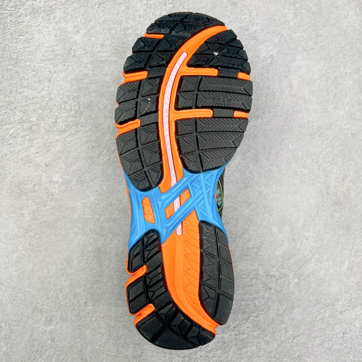 图片[9]-KENZO x Asics Gel-Kayano20 亚瑟士拼色圆头织物防滑低帮跑步鞋 虎头联名款 GEL-KAYANO 20问世于2013年以卓越的缓冲性能在长跑领域而闻名 该鞋款拥抱建筑美学 从建筑物和汽车中汲取设计灵感 富有科技感的外观造型 多功能性满足日常生活的使用需求 KENZO重新演绎了这款经典的ASICS亚瑟士稳定型跑鞋 延续卓越的舒适性能和先进的科技感设计 将其打造成一款生活方式类鞋款 其中两款在配色和材质上受到 KENZO老虎图案的灵感启发 鞋面均用人造皮草呈现出丝绒纹理 TPU鞋笼则以老虎条纹图案进行升级焕新 第三种配色体现了“环游世界”的创作理念以生动明亮的色彩展现了KENZO创始人高田贤三在全球旅行中所受到的启发 设计中巧妙地融入多国旗元素 尺码：40.5 41.5 42 42.5 43.5 44 45-选品中心