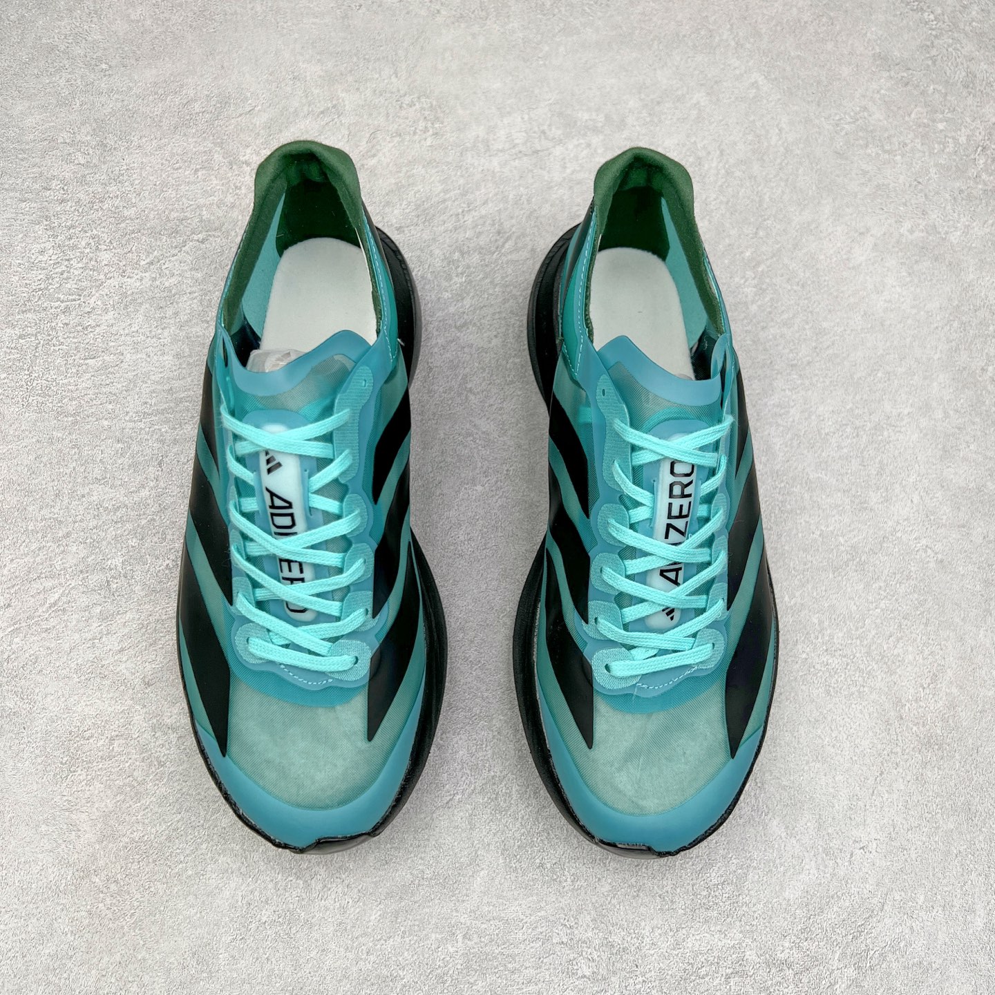图片[2]-AD Adizero Eva SL M 零度进化版系列低帮轻便透气竞速休闲运动慢跑鞋 IH5588 相信大家对去年 adidas 横空出世的「顶级超跑」adiZero Adios Pro EVO 1 记忆犹新！不仅登顶阿迪史上最轻跑鞋宝座，更在接下来的全球马拉松赛事中，持续书写着惊人成绩，被网友戏称新一代「阿迪神鞋」全网刷屏！极简设计语言与强烈速度感和存在感的鞋侧三线，让人过目不忘，特别种草！其中定位于中长跑训练的 adidas Adizero Evo SL，整体外观造型与 adiZero Adios Pro EVO 1 非常相似。中底配置方面搭载全掌 Lightstrike Pro，鞋面采用透气网面示人，契合日常训练鞋的定位，更加耐用。外底给到了马牌橡胶，及类似上代竞速旗舰 adidas Adizero Adios Pro 3 区域分布。整体看下来无论是外观的鲜明辨识度，还是配置的扎实程度都很顶。尺码：36 36⅔ 37⅓ 38 38⅔ 39⅓ 40 40⅔ 41⅓ 42 42⅔ 43⅓ 44 45-选品中心