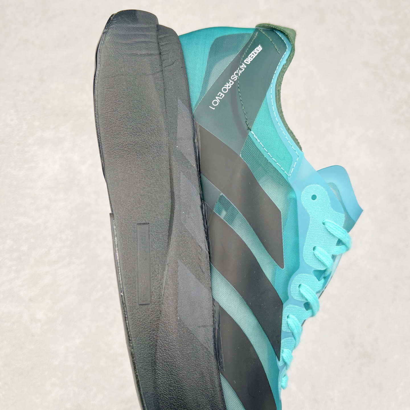 图片[6]-AD Adizero Eva SL M 零度进化版系列低帮轻便透气竞速休闲运动慢跑鞋 IH5588 相信大家对去年 adidas 横空出世的「顶级超跑」adiZero Adios Pro EVO 1 记忆犹新！不仅登顶阿迪史上最轻跑鞋宝座，更在接下来的全球马拉松赛事中，持续书写着惊人成绩，被网友戏称新一代「阿迪神鞋」全网刷屏！极简设计语言与强烈速度感和存在感的鞋侧三线，让人过目不忘，特别种草！其中定位于中长跑训练的 adidas Adizero Evo SL，整体外观造型与 adiZero Adios Pro EVO 1 非常相似。中底配置方面搭载全掌 Lightstrike Pro，鞋面采用透气网面示人，契合日常训练鞋的定位，更加耐用。外底给到了马牌橡胶，及类似上代竞速旗舰 adidas Adizero Adios Pro 3 区域分布。整体看下来无论是外观的鲜明辨识度，还是配置的扎实程度都很顶。尺码：36 36⅔ 37⅓ 38 38⅔ 39⅓ 40 40⅔ 41⅓ 42 42⅔ 43⅓ 44 45-选品中心