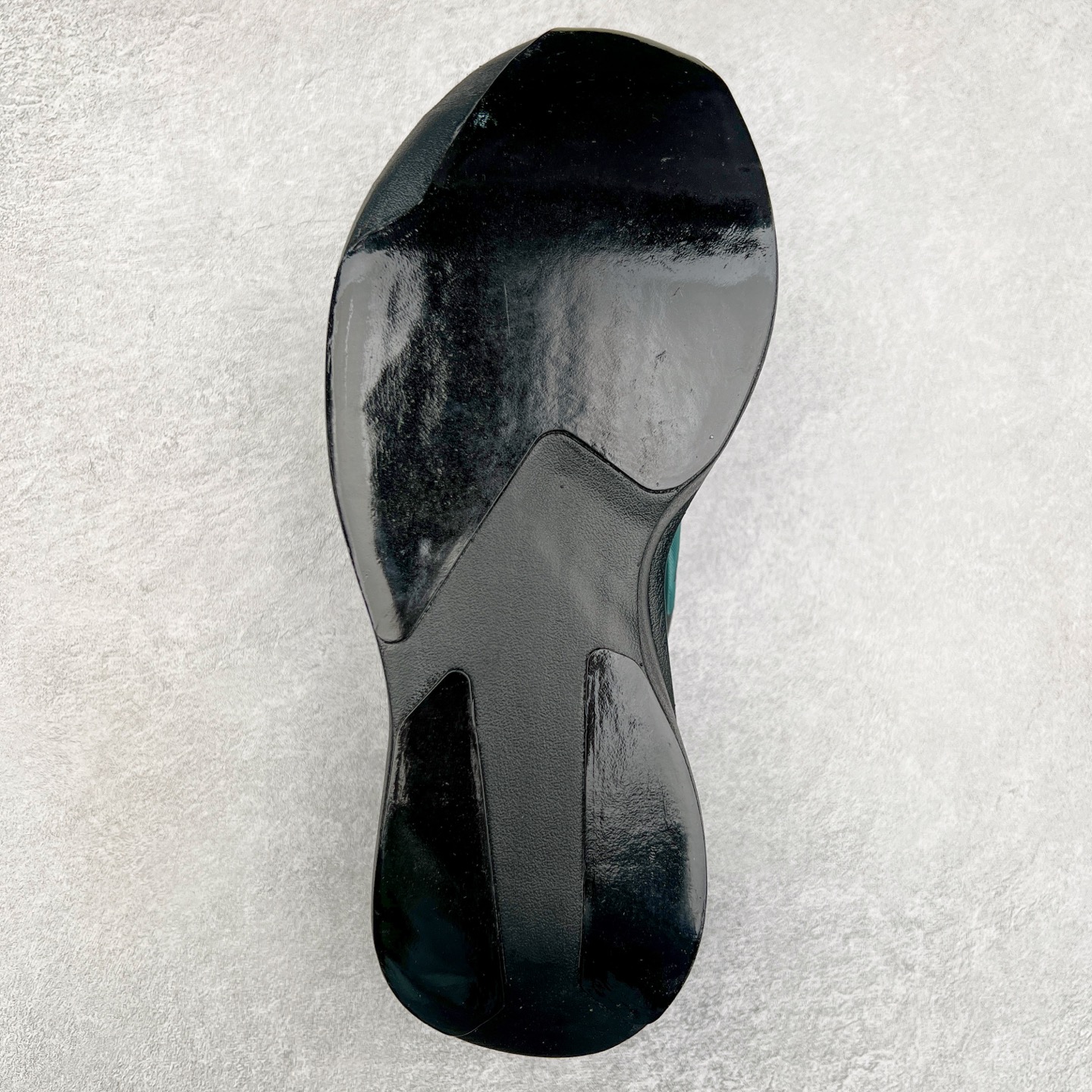 图片[9]-AD Adizero Eva SL M 零度进化版系列低帮轻便透气竞速休闲运动慢跑鞋 IH5588 相信大家对去年 adidas 横空出世的「顶级超跑」adiZero Adios Pro EVO 1 记忆犹新！不仅登顶阿迪史上最轻跑鞋宝座，更在接下来的全球马拉松赛事中，持续书写着惊人成绩，被网友戏称新一代「阿迪神鞋」全网刷屏！极简设计语言与强烈速度感和存在感的鞋侧三线，让人过目不忘，特别种草！其中定位于中长跑训练的 adidas Adizero Evo SL，整体外观造型与 adiZero Adios Pro EVO 1 非常相似。中底配置方面搭载全掌 Lightstrike Pro，鞋面采用透气网面示人，契合日常训练鞋的定位，更加耐用。外底给到了马牌橡胶，及类似上代竞速旗舰 adidas Adizero Adios Pro 3 区域分布。整体看下来无论是外观的鲜明辨识度，还是配置的扎实程度都很顶。尺码：36 36⅔ 37⅓ 38 38⅔ 39⅓ 40 40⅔ 41⅓ 42 42⅔ 43⅓ 44 45-选品中心