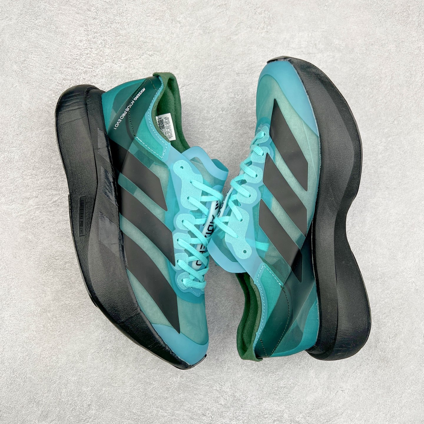 图片[3]-AD Adizero Eva SL M 零度进化版系列低帮轻便透气竞速休闲运动慢跑鞋 IH5588 相信大家对去年 adidas 横空出世的「顶级超跑」adiZero Adios Pro EVO 1 记忆犹新！不仅登顶阿迪史上最轻跑鞋宝座，更在接下来的全球马拉松赛事中，持续书写着惊人成绩，被网友戏称新一代「阿迪神鞋」全网刷屏！极简设计语言与强烈速度感和存在感的鞋侧三线，让人过目不忘，特别种草！其中定位于中长跑训练的 adidas Adizero Evo SL，整体外观造型与 adiZero Adios Pro EVO 1 非常相似。中底配置方面搭载全掌 Lightstrike Pro，鞋面采用透气网面示人，契合日常训练鞋的定位，更加耐用。外底给到了马牌橡胶，及类似上代竞速旗舰 adidas Adizero Adios Pro 3 区域分布。整体看下来无论是外观的鲜明辨识度，还是配置的扎实程度都很顶。尺码：36 36⅔ 37⅓ 38 38⅔ 39⅓ 40 40⅔ 41⅓ 42 42⅔ 43⅓ 44 45-选品中心