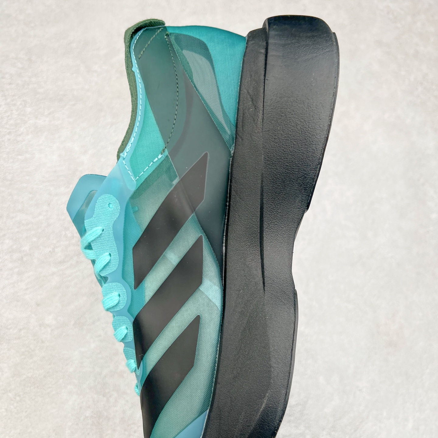 图片[7]-AD Adizero Eva SL M 零度进化版系列低帮轻便透气竞速休闲运动慢跑鞋 IH5588 相信大家对去年 adidas 横空出世的「顶级超跑」adiZero Adios Pro EVO 1 记忆犹新！不仅登顶阿迪史上最轻跑鞋宝座，更在接下来的全球马拉松赛事中，持续书写着惊人成绩，被网友戏称新一代「阿迪神鞋」全网刷屏！极简设计语言与强烈速度感和存在感的鞋侧三线，让人过目不忘，特别种草！其中定位于中长跑训练的 adidas Adizero Evo SL，整体外观造型与 adiZero Adios Pro EVO 1 非常相似。中底配置方面搭载全掌 Lightstrike Pro，鞋面采用透气网面示人，契合日常训练鞋的定位，更加耐用。外底给到了马牌橡胶，及类似上代竞速旗舰 adidas Adizero Adios Pro 3 区域分布。整体看下来无论是外观的鲜明辨识度，还是配置的扎实程度都很顶。尺码：36 36⅔ 37⅓ 38 38⅔ 39⅓ 40 40⅔ 41⅓ 42 42⅔ 43⅓ 44 45-选品中心