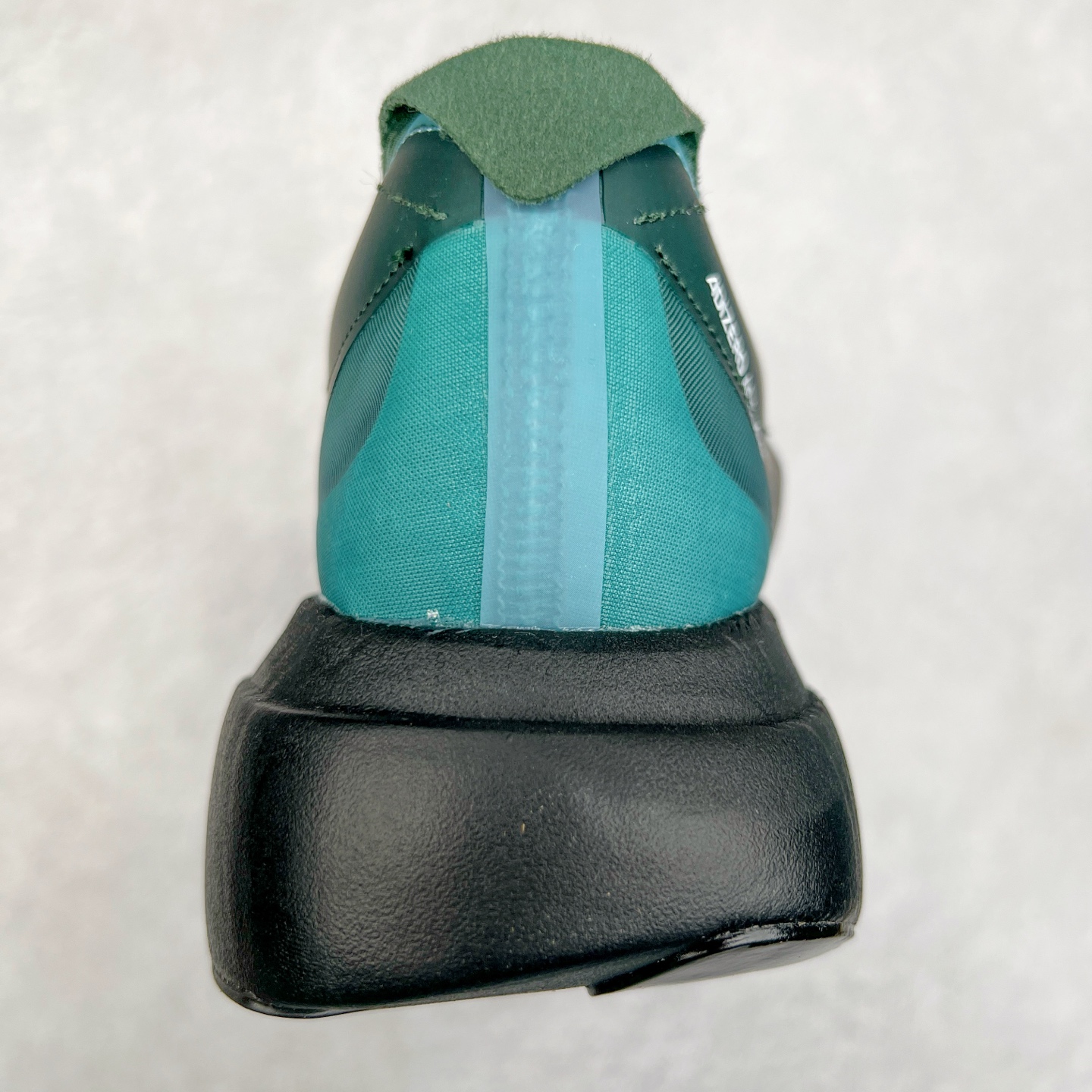 图片[8]-AD Adizero Eva SL M 零度进化版系列低帮轻便透气竞速休闲运动慢跑鞋 IH5588 相信大家对去年 adidas 横空出世的「顶级超跑」adiZero Adios Pro EVO 1 记忆犹新！不仅登顶阿迪史上最轻跑鞋宝座，更在接下来的全球马拉松赛事中，持续书写着惊人成绩，被网友戏称新一代「阿迪神鞋」全网刷屏！极简设计语言与强烈速度感和存在感的鞋侧三线，让人过目不忘，特别种草！其中定位于中长跑训练的 adidas Adizero Evo SL，整体外观造型与 adiZero Adios Pro EVO 1 非常相似。中底配置方面搭载全掌 Lightstrike Pro，鞋面采用透气网面示人，契合日常训练鞋的定位，更加耐用。外底给到了马牌橡胶，及类似上代竞速旗舰 adidas Adizero Adios Pro 3 区域分布。整体看下来无论是外观的鲜明辨识度，还是配置的扎实程度都很顶。尺码：36 36⅔ 37⅓ 38 38⅔ 39⅓ 40 40⅔ 41⅓ 42 42⅔ 43⅓ 44 45-选品中心