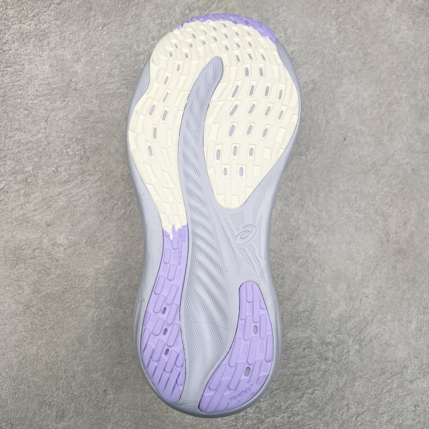 图片[9]-Asics GEL-Nimbus 26 亚瑟士缓震跑鞋 近年复古风潮的势头很旺 ASICS一直坚信保持身体的健康与活力是打造健康快乐的生活方式的最佳途径 ASICS为复古鞋型注入新设计 为玩家的街头穿搭提供了更多可能 GEL-NIMBUSTM9运动鞋最初是为中立和仰卧跑步者设计的长距离训练器 采用原始材料和关键细节重新设计 其Y2K时代的工业外观也被大胆的对比和色块所抵消 尺码：36 36.5 37.5 38 38.5 39 40 40.5 41.5 42 42.5 43.5 44 44.5 45-选品中心