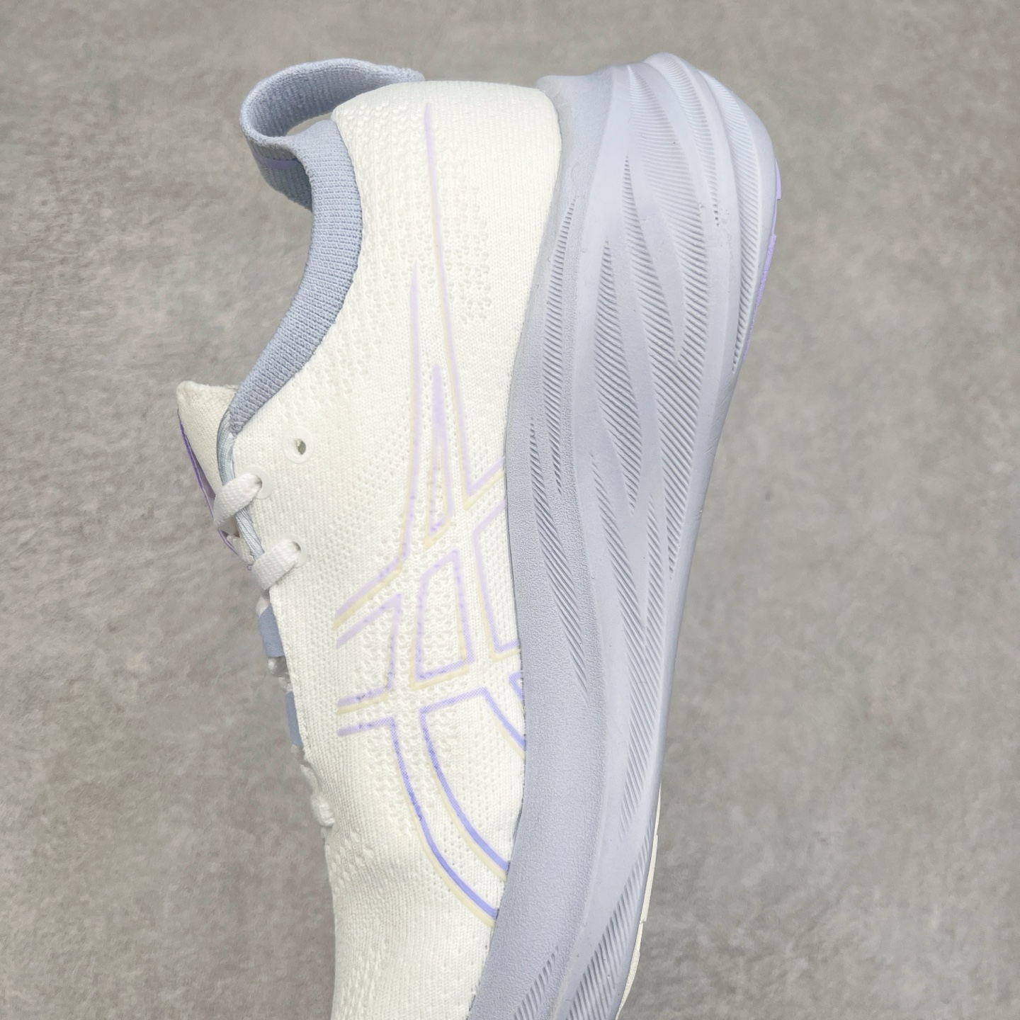 图片[7]-Asics GEL-Nimbus 26 亚瑟士缓震跑鞋 近年复古风潮的势头很旺 ASICS一直坚信保持身体的健康与活力是打造健康快乐的生活方式的最佳途径 ASICS为复古鞋型注入新设计 为玩家的街头穿搭提供了更多可能 GEL-NIMBUSTM9运动鞋最初是为中立和仰卧跑步者设计的长距离训练器 采用原始材料和关键细节重新设计 其Y2K时代的工业外观也被大胆的对比和色块所抵消 尺码：36 36.5 37.5 38 38.5 39 40 40.5 41.5 42 42.5 43.5 44 44.5 45-选品中心