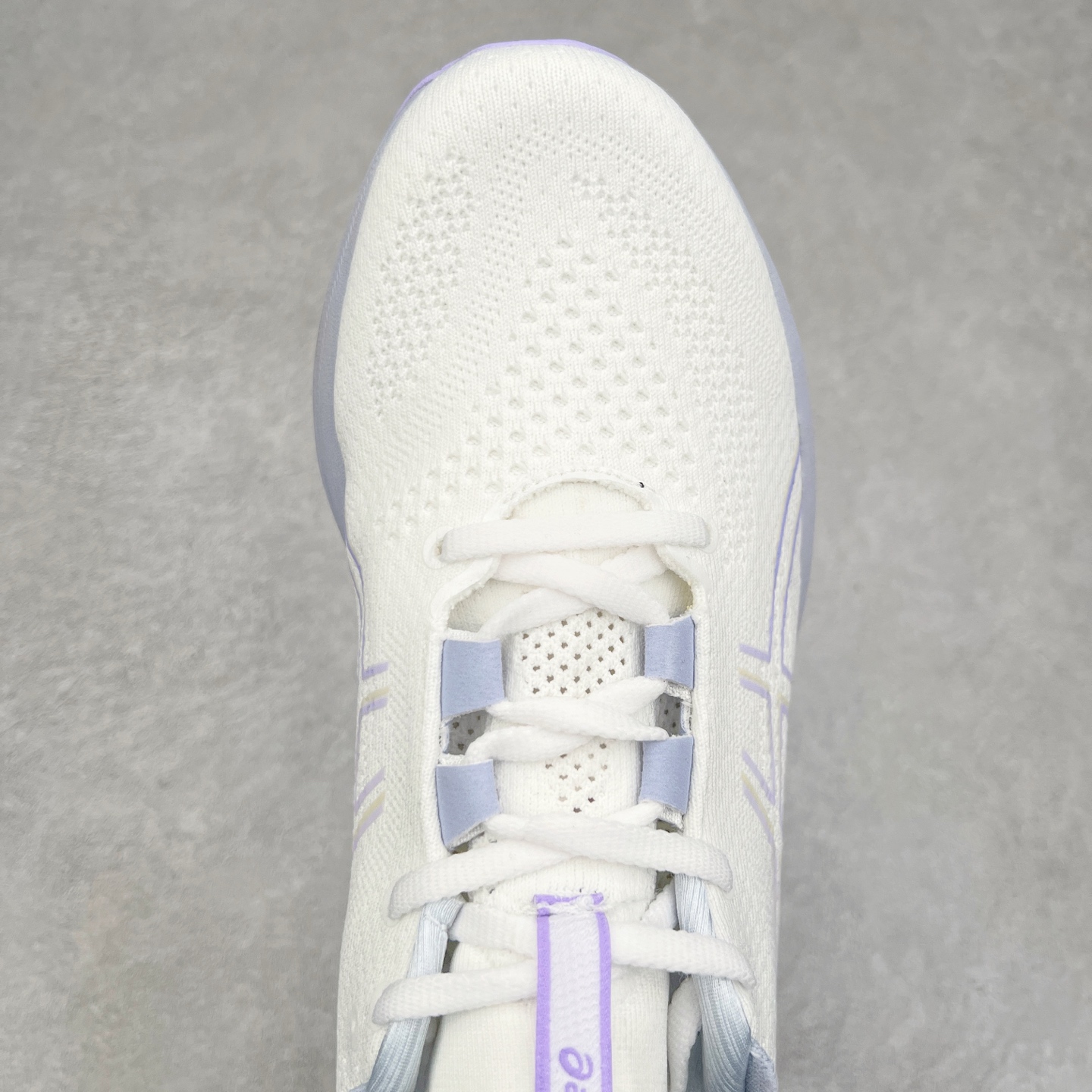 图片[4]-Asics GEL-Nimbus 26 亚瑟士缓震跑鞋 近年复古风潮的势头很旺 ASICS一直坚信保持身体的健康与活力是打造健康快乐的生活方式的最佳途径 ASICS为复古鞋型注入新设计 为玩家的街头穿搭提供了更多可能 GEL-NIMBUSTM9运动鞋最初是为中立和仰卧跑步者设计的长距离训练器 采用原始材料和关键细节重新设计 其Y2K时代的工业外观也被大胆的对比和色块所抵消 尺码：36 36.5 37.5 38 38.5 39 40 40.5 41.5 42 42.5 43.5 44 44.5 45-选品中心