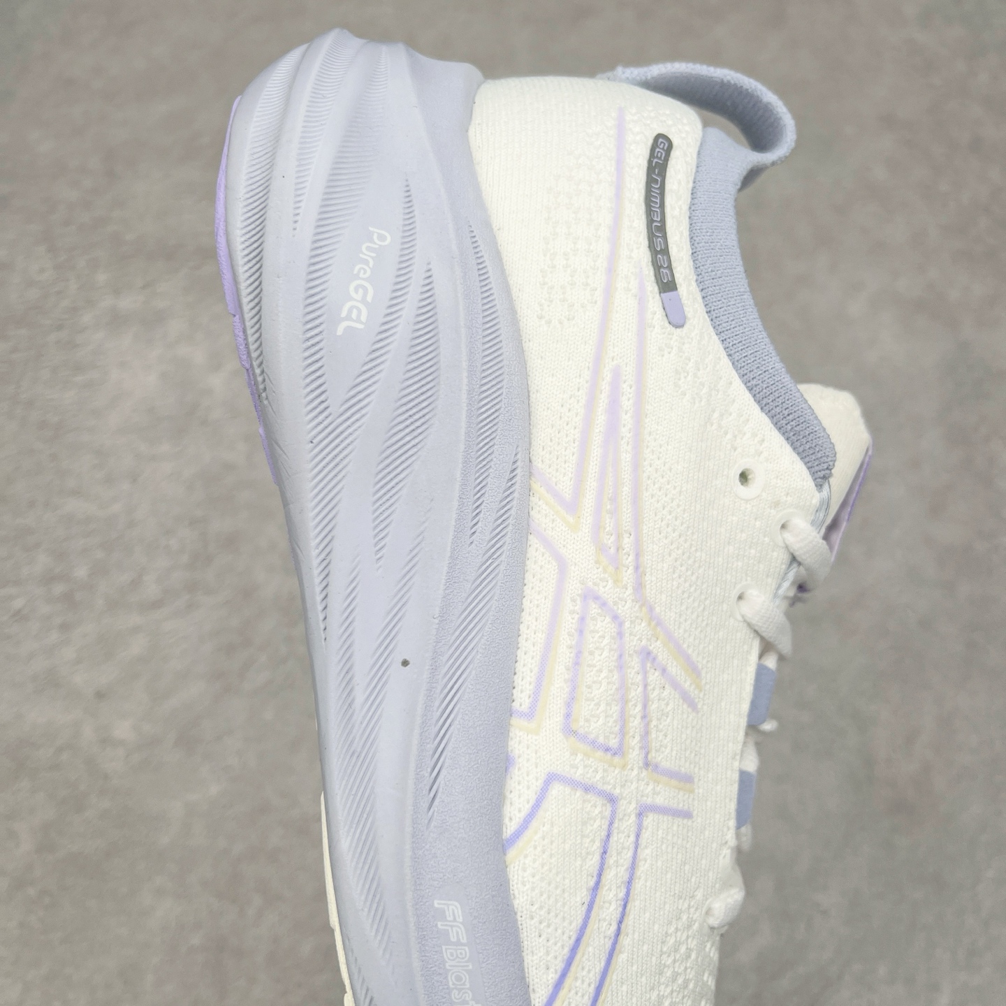 图片[6]-Asics GEL-Nimbus 26 亚瑟士缓震跑鞋 近年复古风潮的势头很旺 ASICS一直坚信保持身体的健康与活力是打造健康快乐的生活方式的最佳途径 ASICS为复古鞋型注入新设计 为玩家的街头穿搭提供了更多可能 GEL-NIMBUSTM9运动鞋最初是为中立和仰卧跑步者设计的长距离训练器 采用原始材料和关键细节重新设计 其Y2K时代的工业外观也被大胆的对比和色块所抵消 尺码：36 36.5 37.5 38 38.5 39 40 40.5 41.5 42 42.5 43.5 44 44.5 45-选品中心