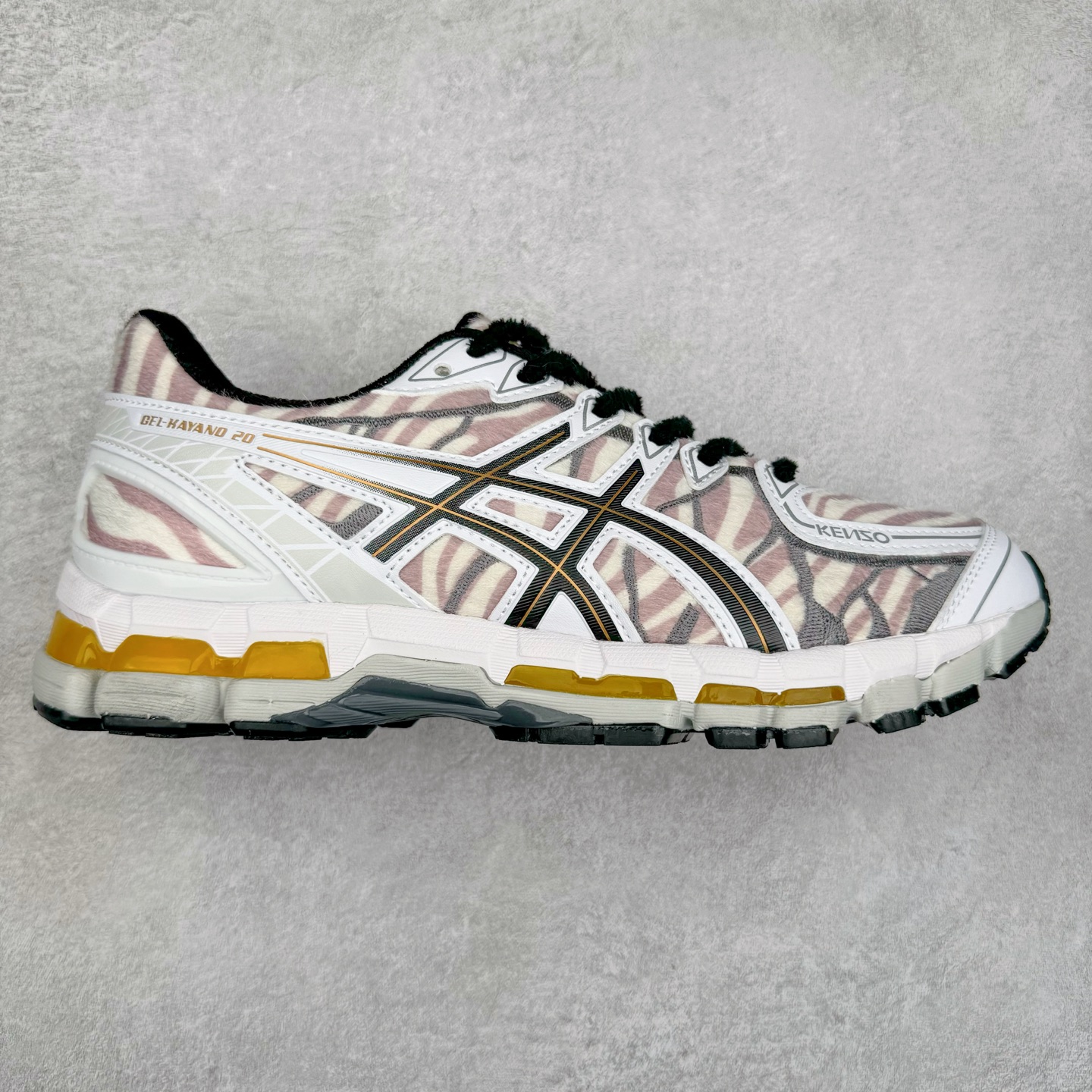 KENZO x Asics Gel-Kayano20 亚瑟士拼色圆头织物防滑低帮跑步鞋 虎头联名款 GEL-KAYANO 20问世于2013年以卓越的缓冲性能在长跑领域而闻名 该鞋款拥抱建筑美学 从建筑物和汽车中汲取设计灵感 富有科技感的外观造型 多功能性满足日常生活的使用需求 KENZO重新演绎了这款经典的ASICS亚瑟士稳定型跑鞋 延续卓越的舒适性能和先进的科技感设计 将其打造成一款生活方式类鞋款 其中两款在配色和材质上受到 KENZO老虎图案的灵感启发 鞋面均用人造皮草呈现出丝绒纹理 TPU鞋笼则以老虎条纹图案进行升级焕新 第三种配色体现了“环游世界”的创作理念以生动明亮的色彩展现了KENZO创始人高田贤三在全球旅行中所受到的启发 设计中巧妙地融入多国旗元素 尺码：40.5 41.5 42 42.5 43.5 44 45-选品中心