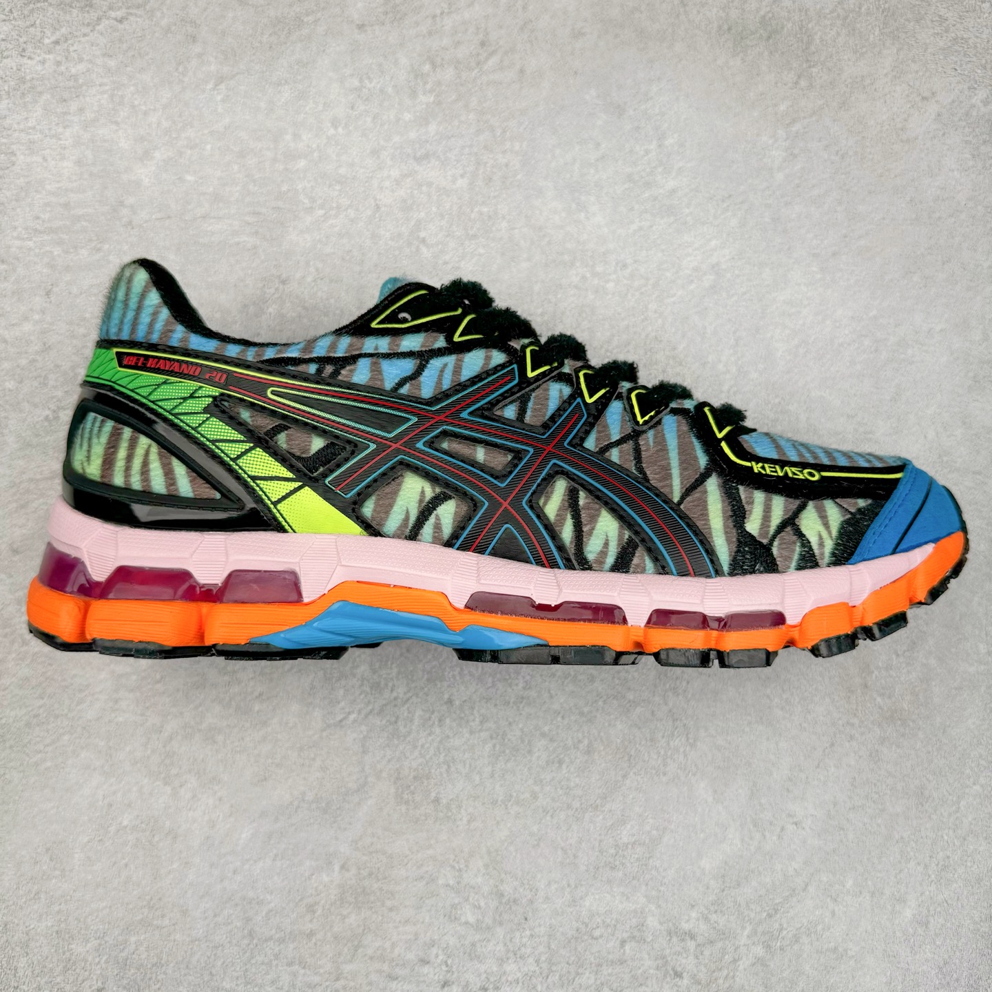 KENZO x Asics Gel-Kayano20 亚瑟士拼色圆头织物防滑低帮跑步鞋 虎头联名款 GEL-KAYANO 20问世于2013年以卓越的缓冲性能在长跑领域而闻名 该鞋款拥抱建筑美学 从建筑物和汽车中汲取设计灵感 富有科技感的外观造型 多功能性满足日常生活的使用需求 KENZO重新演绎了这款经典的ASICS亚瑟士稳定型跑鞋 延续卓越的舒适性能和先进的科技感设计 将其打造成一款生活方式类鞋款 其中两款在配色和材质上受到 KENZO老虎图案的灵感启发 鞋面均用人造皮草呈现出丝绒纹理 TPU鞋笼则以老虎条纹图案进行升级焕新 第三种配色体现了“环游世界”的创作理念以生动明亮的色彩展现了KENZO创始人高田贤三在全球旅行中所受到的启发 设计中巧妙地融入多国旗元素 尺码：40.5 41.5 42 42.5 43.5 44 45-选品中心