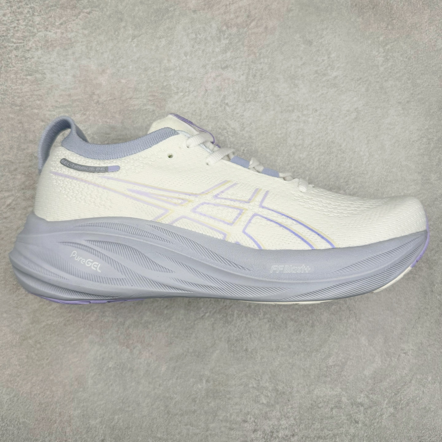 Asics GEL-Nimbus 26 亚瑟士缓震跑鞋 近年复古风潮的势头很旺 ASICS一直坚信保持身体的健康与活力是打造健康快乐的生活方式的最佳途径 ASICS为复古鞋型注入新设计 为玩家的街头穿搭提供了更多可能 GEL-NIMBUSTM9运动鞋最初是为中立和仰卧跑步者设计的长距离训练器 采用原始材料和关键细节重新设计 其Y2K时代的工业外观也被大胆的对比和色块所抵消 尺码：36 36.5 37.5 38 38.5 39 40 40.5 41.5 42 42.5 43.5 44 44.5 45-选品中心