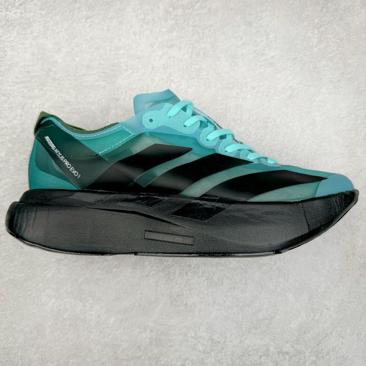 AD Adizero Eva SL M 零度进化版系列低帮轻便透气竞速休闲运动慢跑鞋 IH5588 相信大家对去年 adidas 横空出世的「顶级超跑」adiZero Adios Pro EVO 1 记忆犹新！不仅登顶阿迪史上最轻跑鞋宝座，更在接下来的全球马拉松赛事中，持续书写着惊人成绩，被网友戏称新一代「阿迪神鞋」全网刷屏！极简设计语言与强烈速度感和存在感的鞋侧三线，让人过目不忘，特别种草！其中定位于中长跑训练的 adidas Adizero Evo SL，整体外观造型与 adiZero Adios Pro EVO 1 非常相似。中底配置方面搭载全掌 Lightstrike Pro，鞋面采用透气网面示人，契合日常训练鞋的定位，更加耐用。外底给到了马牌橡胶，及类似上代竞速旗舰 adidas Adizero Adios Pro 3 区域分布。整体看下来无论是外观的鲜明辨识度，还是配置的扎实程度都很顶。尺码：36 36⅔ 37⅓ 38 38⅔ 39⅓ 40 40⅔ 41⅓ 42 42⅔ 43⅓ 44 45-选品中心