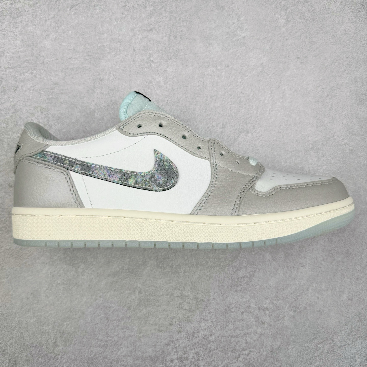 ＃KZ神版莞产 Travis Scott x Air Jordan AJ1 Low OG SP TS联名倒钩低帮 全系列配色 外贸特供批次 新配色不断更新开发 市场中端王者 全套原纸板楦头开发 确保原汁原味 完美呈现一代版型 一比一鞋头弧度高度鞋身弧度 此版本只针对中端市场 细节品控鞋型随意秒杀市面同价位 鞋型完美 不臃肿别扭 头层皮料加持 用料绝不含糊 进口玻璃冲刀皮料裁剪零毛边 电脑针车工艺 超高鞋面清洁度 最高QC检验标准 控制溢胶瑕疵 原盒原配 飞翼3D高频深度立体 工艺方面大到整体鞋型 漏斗收腰 底线拉帮 LOGO立体程度 小到针眼排布 载片对称 冲孔效果 鞋标规范 鞋垫背胶等等 无一不是口碑收割 每双都是一个回头客 尺码：36 36.5 37.5 38 38.5 39 40 40.5 41 42 42.5 43 44 44.5 45 46 47.5-选品中心