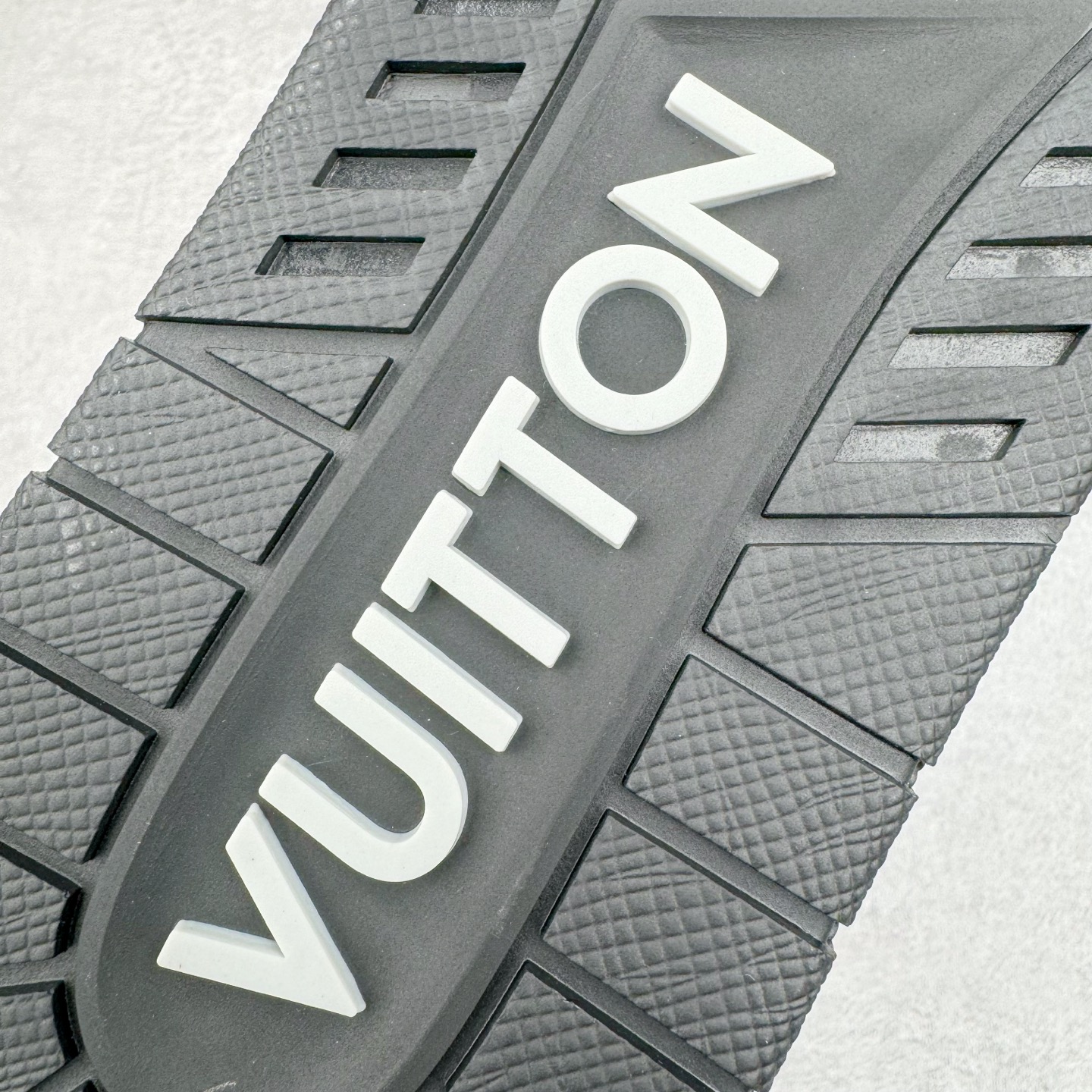 图片[16]-＃K1 Louis Vuitton Trainer lv时装走秀运动鞋 完美鞋型超高的清洁度 零毛边线头瑕疵 全套原楦原纸版原鞋开模 全网最具灵魂的版型 正确原装黄色鞋盒 正确中底印花 鞋面印花3D高频深度立体 全鞋电脑针车 紧密相连 针距密度一致 环保乳胶注塑鞋垫 厚度脚感还原原版 皮面裁剪部位 统一油边封口工艺 原装橡胶大底含胶量大底组合零偏差 专柜全套包装 防尘袋 说明书 质保卡 男女鞋 尺码：35 36 37 38 39 40 41 42 43 44 45-选品中心