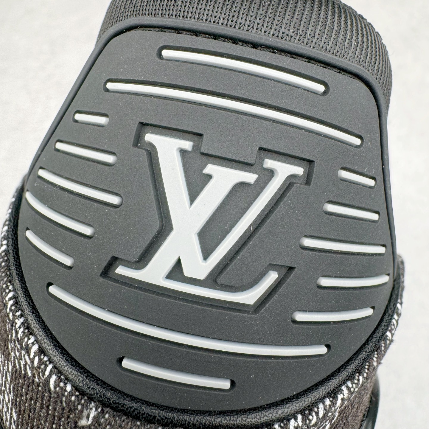 图片[13]-＃K1 Louis Vuitton Trainer lv时装走秀运动鞋 完美鞋型超高的清洁度 零毛边线头瑕疵 全套原楦原纸版原鞋开模 全网最具灵魂的版型 正确原装黄色鞋盒 正确中底印花 鞋面印花3D高频深度立体 全鞋电脑针车 紧密相连 针距密度一致 环保乳胶注塑鞋垫 厚度脚感还原原版 皮面裁剪部位 统一油边封口工艺 原装橡胶大底含胶量大底组合零偏差 专柜全套包装 防尘袋 说明书 质保卡 男女鞋 尺码：35 36 37 38 39 40 41 42 43 44 45-选品中心