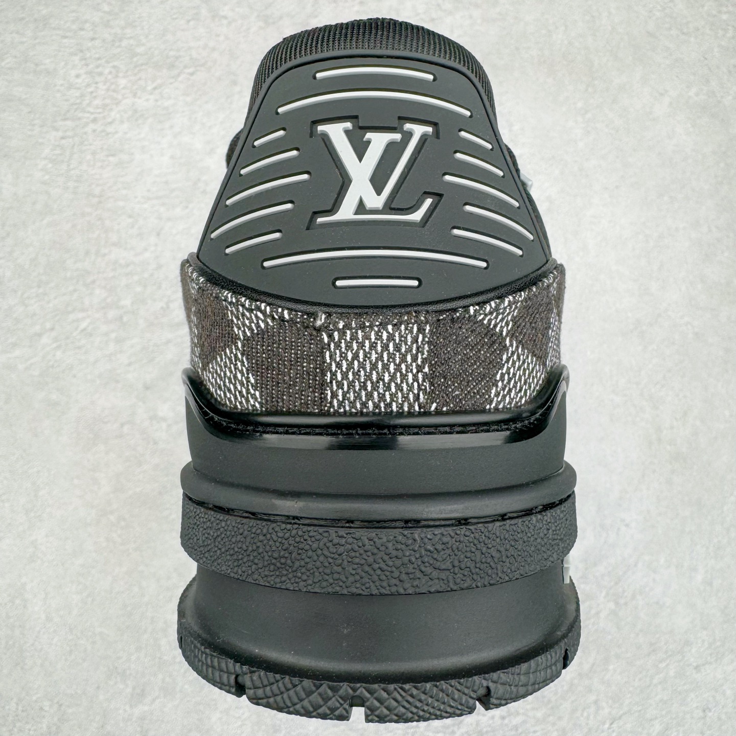 图片[8]-＃K1 Louis Vuitton Trainer lv时装走秀运动鞋 完美鞋型超高的清洁度 零毛边线头瑕疵 全套原楦原纸版原鞋开模 全网最具灵魂的版型 正确原装黄色鞋盒 正确中底印花 鞋面印花3D高频深度立体 全鞋电脑针车 紧密相连 针距密度一致 环保乳胶注塑鞋垫 厚度脚感还原原版 皮面裁剪部位 统一油边封口工艺 原装橡胶大底含胶量大底组合零偏差 专柜全套包装 防尘袋 说明书 质保卡 男女鞋 尺码：35 36 37 38 39 40 41 42 43 44 45-选品中心