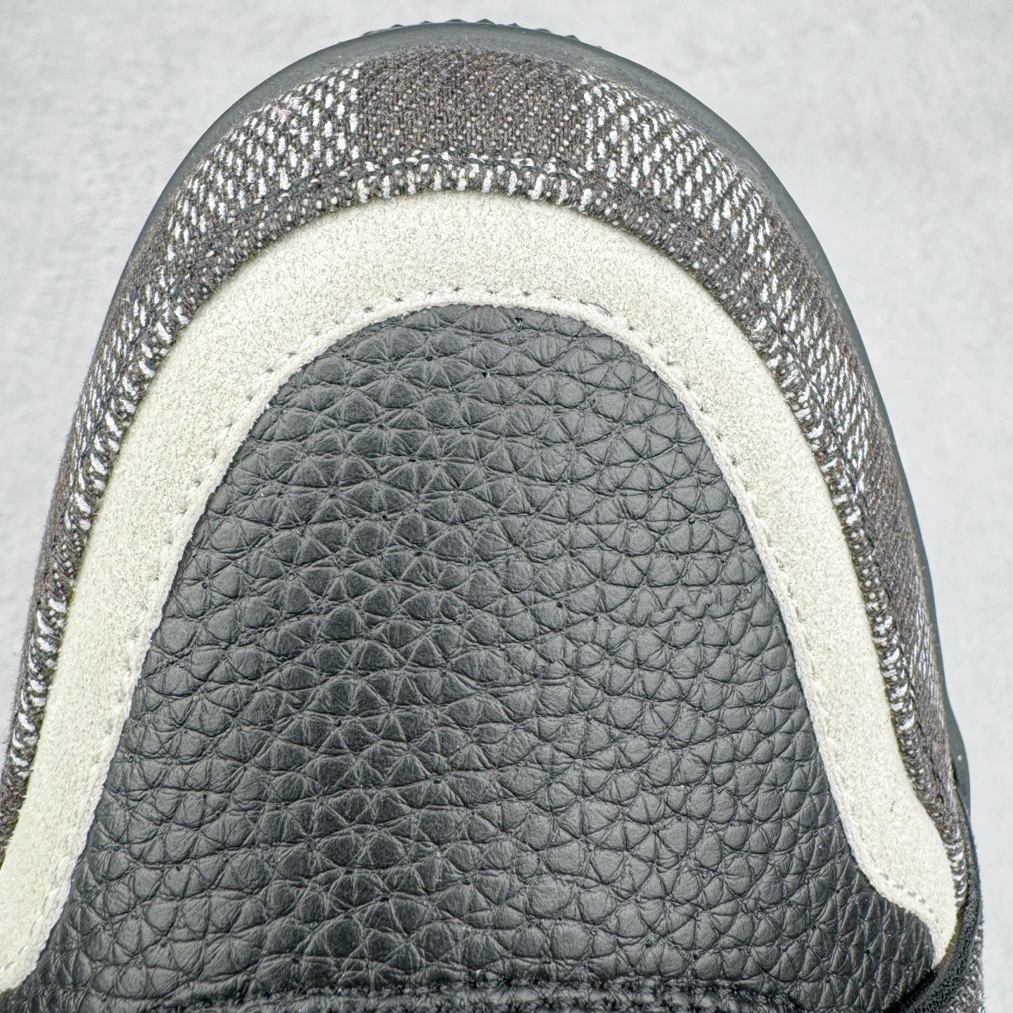 图片[12]-＃K1 Louis Vuitton Trainer lv时装走秀运动鞋 完美鞋型超高的清洁度 零毛边线头瑕疵 全套原楦原纸版原鞋开模 全网最具灵魂的版型 正确原装黄色鞋盒 正确中底印花 鞋面印花3D高频深度立体 全鞋电脑针车 紧密相连 针距密度一致 环保乳胶注塑鞋垫 厚度脚感还原原版 皮面裁剪部位 统一油边封口工艺 原装橡胶大底含胶量大底组合零偏差 专柜全套包装 防尘袋 说明书 质保卡 男女鞋 尺码：35 36 37 38 39 40 41 42 43 44 45-选品中心