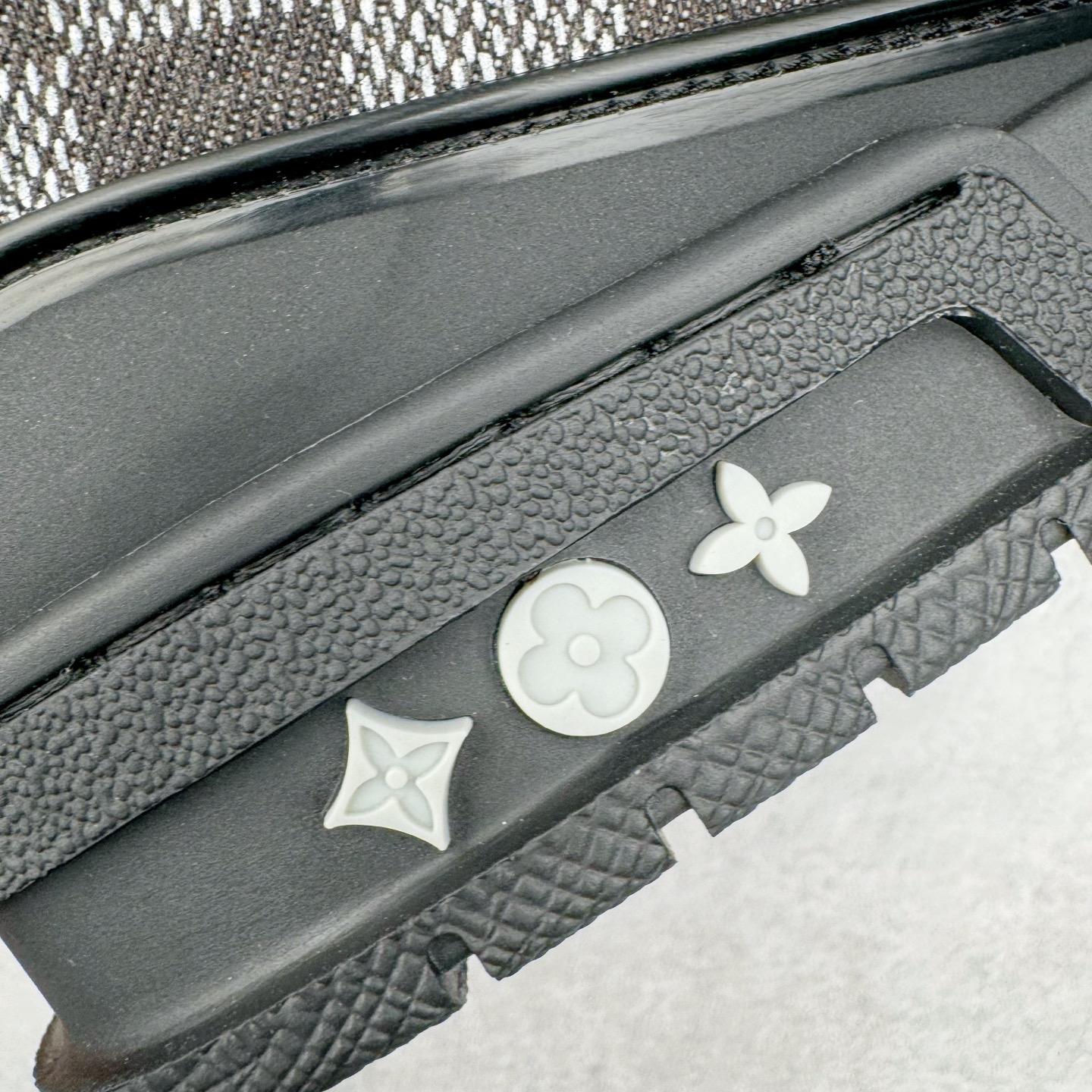 图片[15]-＃K1 Louis Vuitton Trainer lv时装走秀运动鞋 完美鞋型超高的清洁度 零毛边线头瑕疵 全套原楦原纸版原鞋开模 全网最具灵魂的版型 正确原装黄色鞋盒 正确中底印花 鞋面印花3D高频深度立体 全鞋电脑针车 紧密相连 针距密度一致 环保乳胶注塑鞋垫 厚度脚感还原原版 皮面裁剪部位 统一油边封口工艺 原装橡胶大底含胶量大底组合零偏差 专柜全套包装 防尘袋 说明书 质保卡 男女鞋 尺码：35 36 37 38 39 40 41 42 43 44 45-选品中心