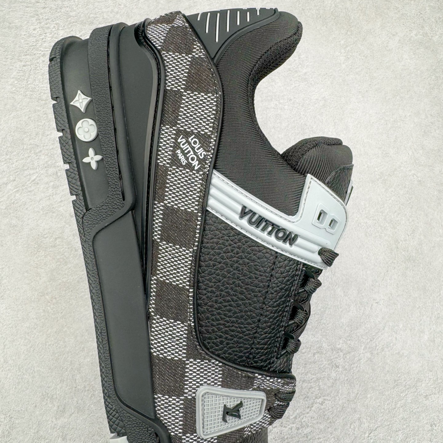 图片[6]-＃K1 Louis Vuitton Trainer lv时装走秀运动鞋 完美鞋型超高的清洁度 零毛边线头瑕疵 全套原楦原纸版原鞋开模 全网最具灵魂的版型 正确原装黄色鞋盒 正确中底印花 鞋面印花3D高频深度立体 全鞋电脑针车 紧密相连 针距密度一致 环保乳胶注塑鞋垫 厚度脚感还原原版 皮面裁剪部位 统一油边封口工艺 原装橡胶大底含胶量大底组合零偏差 专柜全套包装 防尘袋 说明书 质保卡 男女鞋 尺码：35 36 37 38 39 40 41 42 43 44 45-选品中心