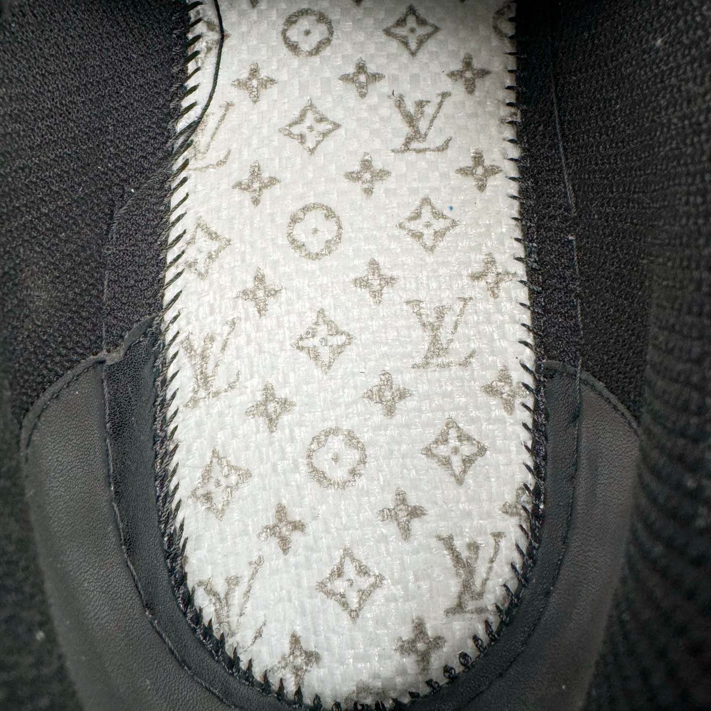 图片[10]-＃K1 Louis Vuitton Trainer lv时装走秀运动鞋 完美鞋型超高的清洁度 零毛边线头瑕疵 全套原楦原纸版原鞋开模 全网最具灵魂的版型 正确原装黄色鞋盒 正确中底印花 鞋面印花3D高频深度立体 全鞋电脑针车 紧密相连 针距密度一致 环保乳胶注塑鞋垫 厚度脚感还原原版 皮面裁剪部位 统一油边封口工艺 原装橡胶大底含胶量大底组合零偏差 专柜全套包装 防尘袋 说明书 质保卡 男女鞋 尺码：35 36 37 38 39 40 41 42 43 44 45-选品中心