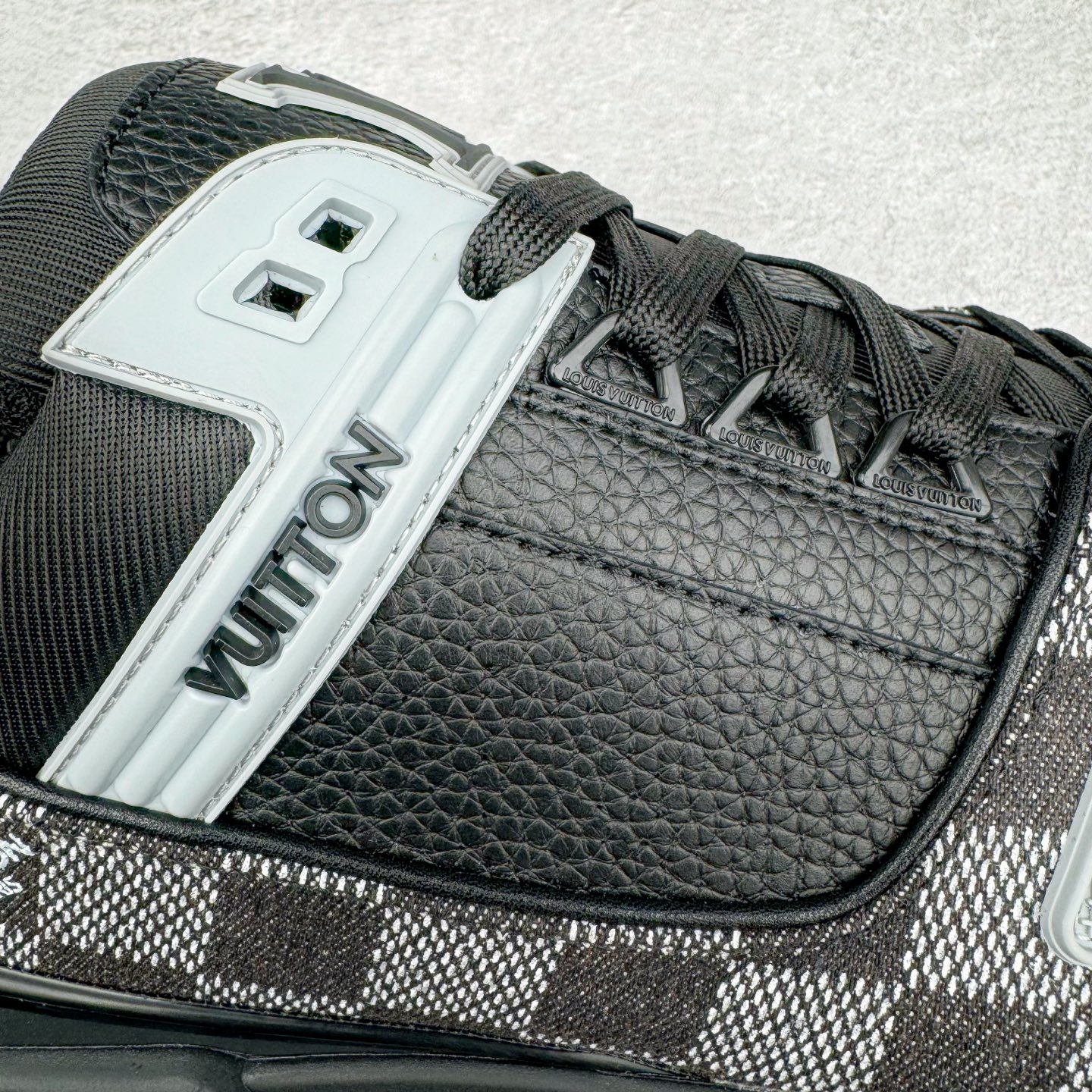 图片[14]-＃K1 Louis Vuitton Trainer lv时装走秀运动鞋 完美鞋型超高的清洁度 零毛边线头瑕疵 全套原楦原纸版原鞋开模 全网最具灵魂的版型 正确原装黄色鞋盒 正确中底印花 鞋面印花3D高频深度立体 全鞋电脑针车 紧密相连 针距密度一致 环保乳胶注塑鞋垫 厚度脚感还原原版 皮面裁剪部位 统一油边封口工艺 原装橡胶大底含胶量大底组合零偏差 专柜全套包装 防尘袋 说明书 质保卡 男女鞋 尺码：35 36 37 38 39 40 41 42 43 44 45-选品中心