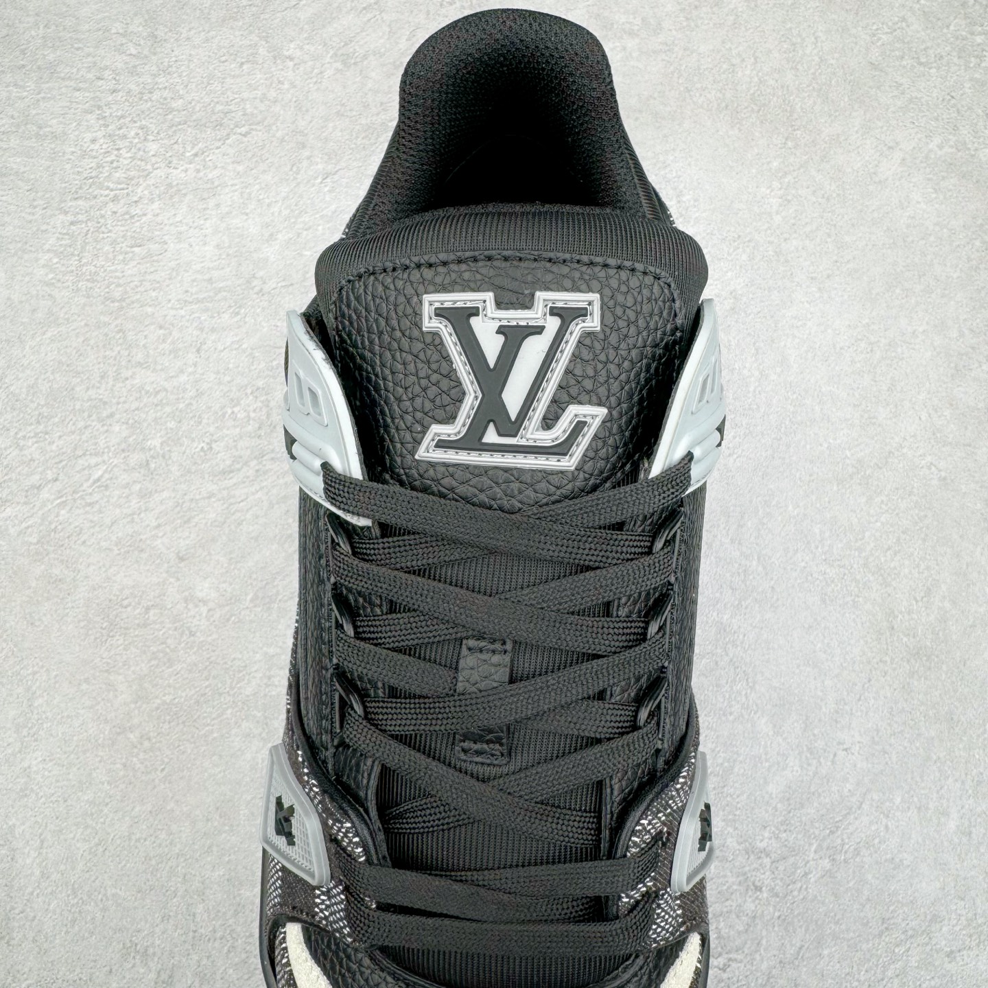 图片[5]-＃K1 Louis Vuitton Trainer lv时装走秀运动鞋 完美鞋型超高的清洁度 零毛边线头瑕疵 全套原楦原纸版原鞋开模 全网最具灵魂的版型 正确原装黄色鞋盒 正确中底印花 鞋面印花3D高频深度立体 全鞋电脑针车 紧密相连 针距密度一致 环保乳胶注塑鞋垫 厚度脚感还原原版 皮面裁剪部位 统一油边封口工艺 原装橡胶大底含胶量大底组合零偏差 专柜全套包装 防尘袋 说明书 质保卡 男女鞋 尺码：35 36 37 38 39 40 41 42 43 44 45-选品中心