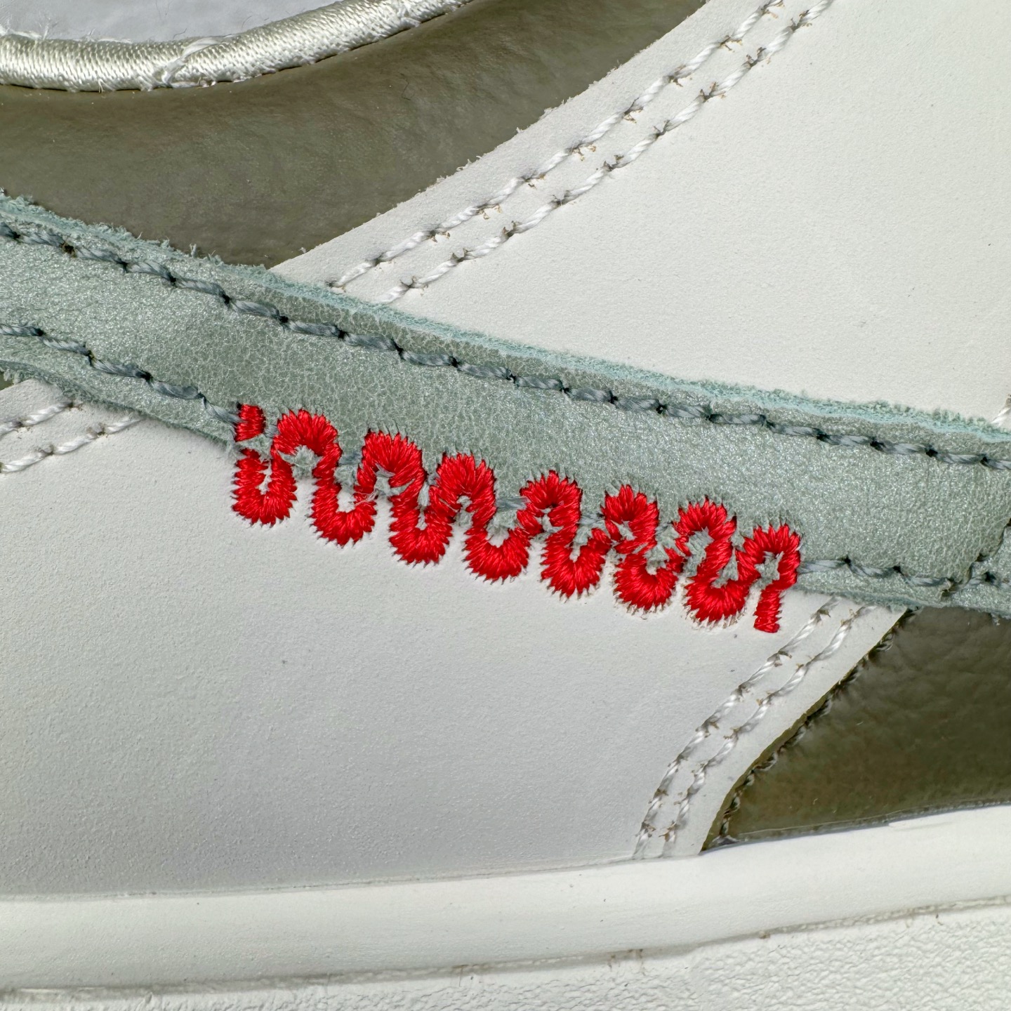 图片[19]-＃原盒版 NK Dunk Low 蛇年限定 米白绿 HV5980-231 全新支线性价比拉满 迎合行情定价 正确头层皮料 细节均购入原鞋校对开发 全套原纸板楦头加持 细节品控鞋型稳定 独家私模官方最新原厂磨具打造大底 鞋头坡度极致还原 原盒原配 玻璃冲刀 超高清洁度 全鞋零毛边皮料切割 正确中底布背胶中底布拉帮走线 尺码：36 36.5 37.5 38 38.5 39 40 40.5 41 42 42.5 43 44 44.5 45 46-选品中心