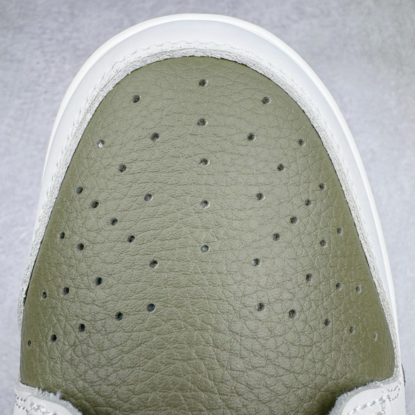 图片[17]-＃原盒版 NK Dunk Low 蛇年限定 米白绿 HV5980-231 全新支线性价比拉满 迎合行情定价 正确头层皮料 细节均购入原鞋校对开发 全套原纸板楦头加持 细节品控鞋型稳定 独家私模官方最新原厂磨具打造大底 鞋头坡度极致还原 原盒原配 玻璃冲刀 超高清洁度 全鞋零毛边皮料切割 正确中底布背胶中底布拉帮走线 尺码：36 36.5 37.5 38 38.5 39 40 40.5 41 42 42.5 43 44 44.5 45 46-选品中心