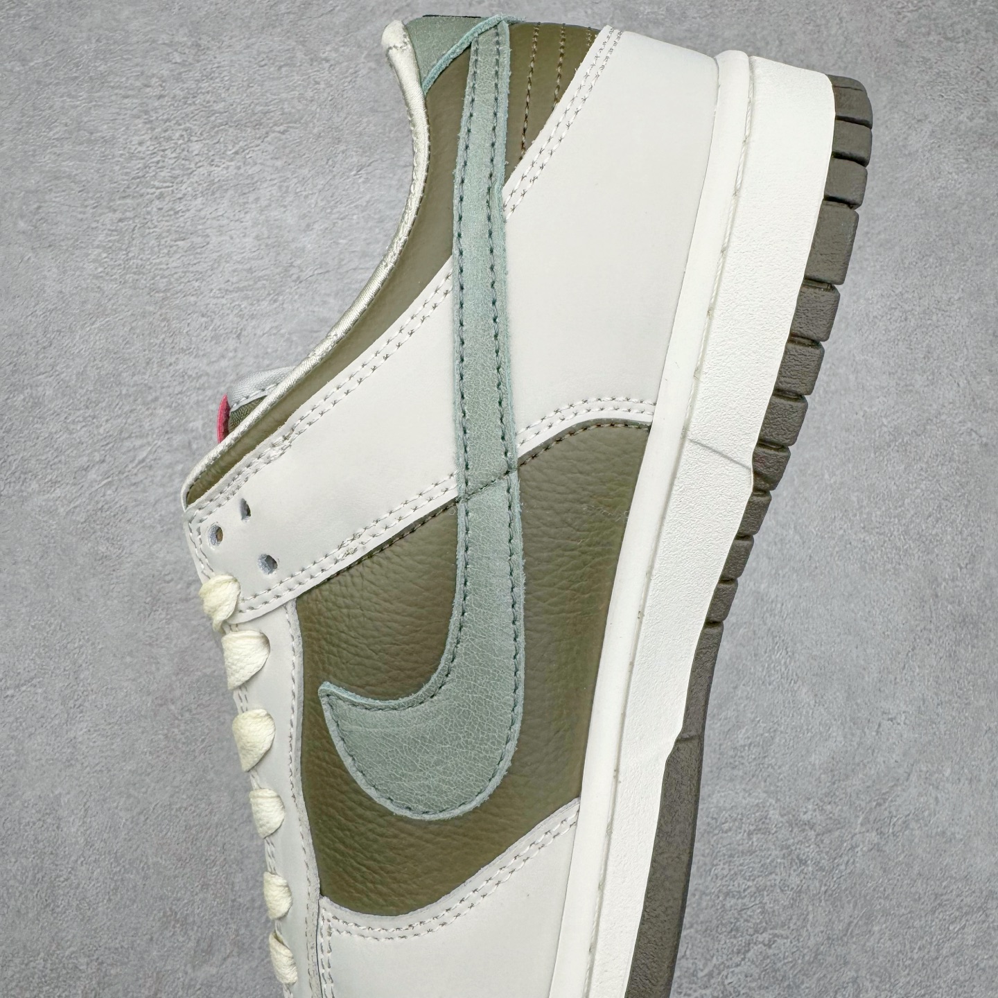 图片[7]-＃原盒版 NK Dunk Low 蛇年限定 米白绿 HV5980-231 全新支线性价比拉满 迎合行情定价 正确头层皮料 细节均购入原鞋校对开发 全套原纸板楦头加持 细节品控鞋型稳定 独家私模官方最新原厂磨具打造大底 鞋头坡度极致还原 原盒原配 玻璃冲刀 超高清洁度 全鞋零毛边皮料切割 正确中底布背胶中底布拉帮走线 尺码：36 36.5 37.5 38 38.5 39 40 40.5 41 42 42.5 43 44 44.5 45 46-选品中心