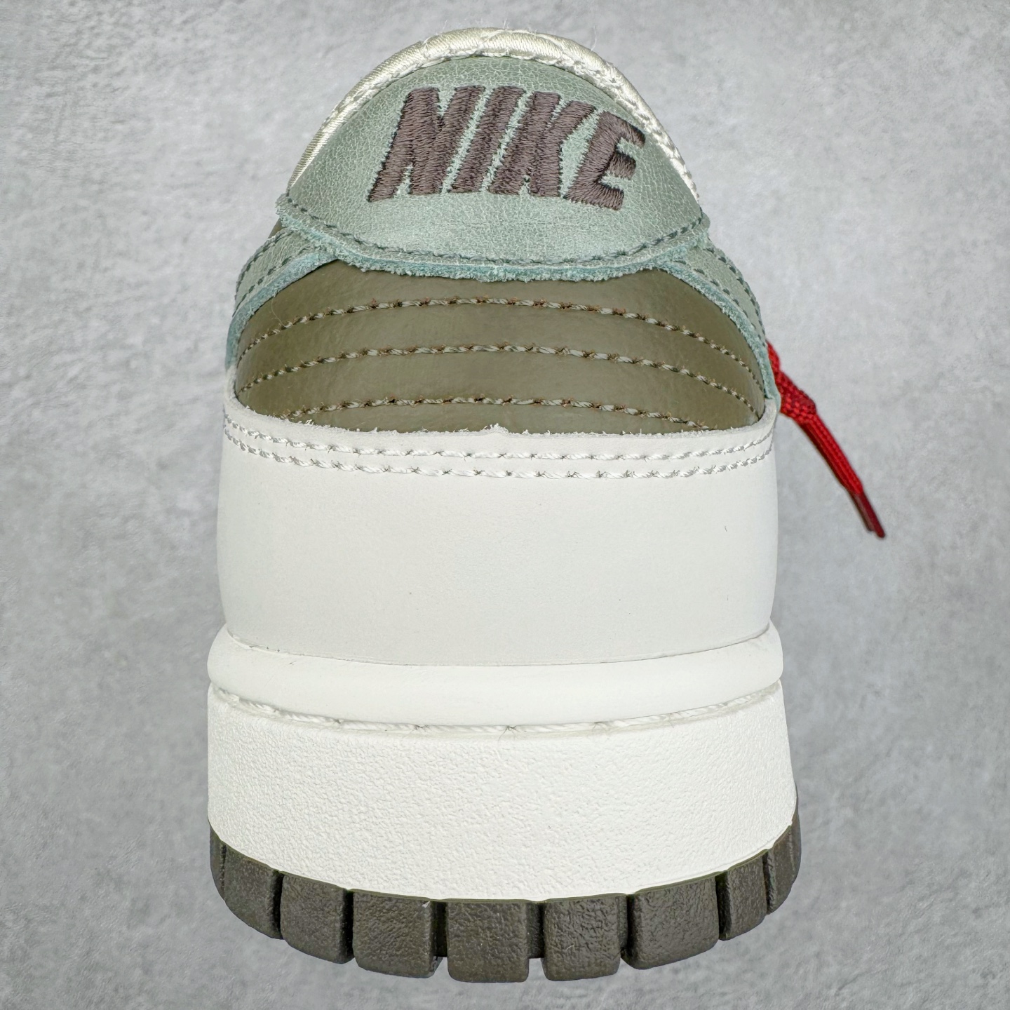 图片[8]-＃原盒版 NK Dunk Low 蛇年限定 米白绿 HV5980-231 全新支线性价比拉满 迎合行情定价 正确头层皮料 细节均购入原鞋校对开发 全套原纸板楦头加持 细节品控鞋型稳定 独家私模官方最新原厂磨具打造大底 鞋头坡度极致还原 原盒原配 玻璃冲刀 超高清洁度 全鞋零毛边皮料切割 正确中底布背胶中底布拉帮走线 尺码：36 36.5 37.5 38 38.5 39 40 40.5 41 42 42.5 43 44 44.5 45 46-选品中心