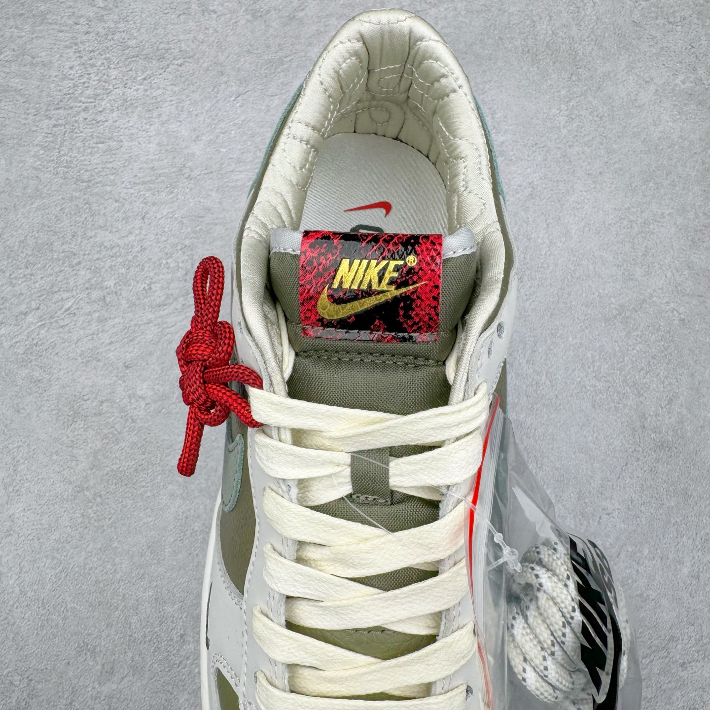 图片[5]-＃原盒版 NK Dunk Low 蛇年限定 米白绿 HV5980-231 全新支线性价比拉满 迎合行情定价 正确头层皮料 细节均购入原鞋校对开发 全套原纸板楦头加持 细节品控鞋型稳定 独家私模官方最新原厂磨具打造大底 鞋头坡度极致还原 原盒原配 玻璃冲刀 超高清洁度 全鞋零毛边皮料切割 正确中底布背胶中底布拉帮走线 尺码：36 36.5 37.5 38 38.5 39 40 40.5 41 42 42.5 43 44 44.5 45 46-选品中心