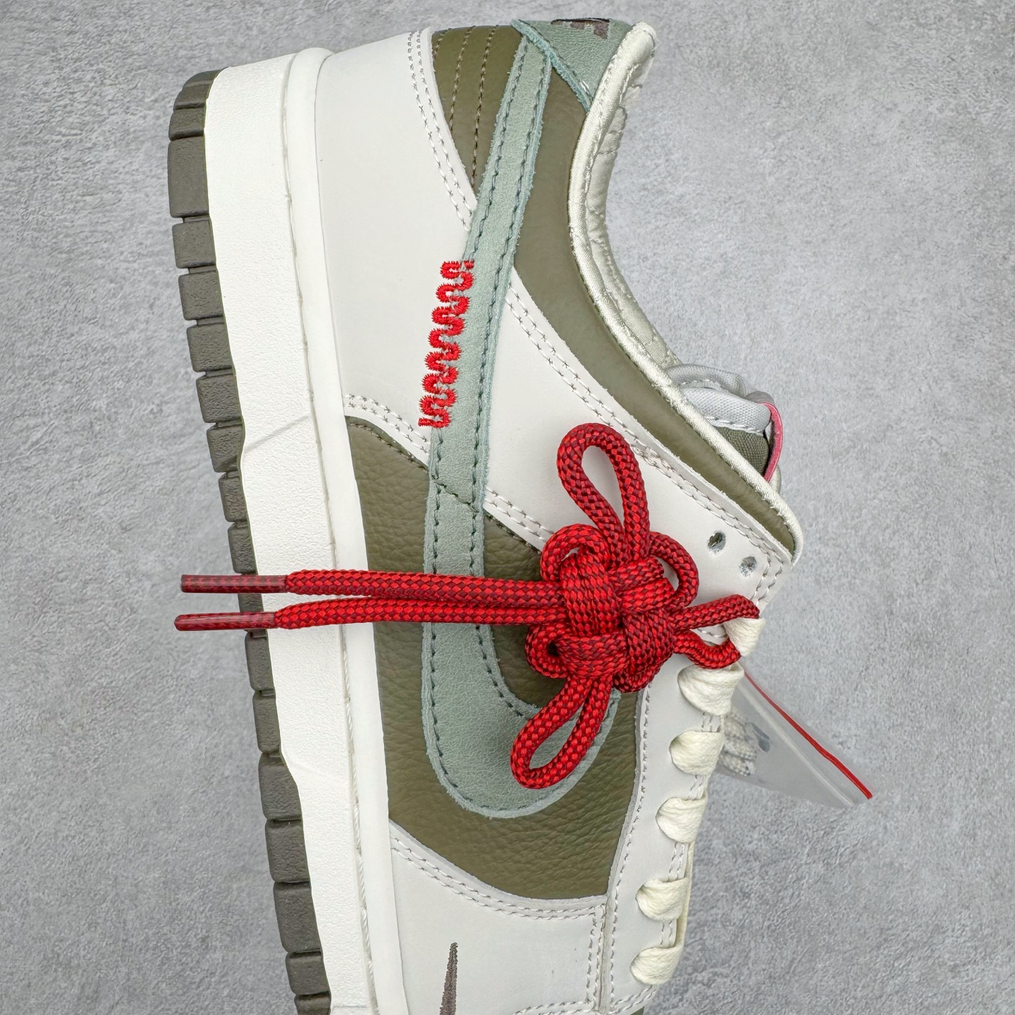 图片[6]-＃原盒版 NK Dunk Low 蛇年限定 米白绿 HV5980-231 全新支线性价比拉满 迎合行情定价 正确头层皮料 细节均购入原鞋校对开发 全套原纸板楦头加持 细节品控鞋型稳定 独家私模官方最新原厂磨具打造大底 鞋头坡度极致还原 原盒原配 玻璃冲刀 超高清洁度 全鞋零毛边皮料切割 正确中底布背胶中底布拉帮走线 尺码：36 36.5 37.5 38 38.5 39 40 40.5 41 42 42.5 43 44 44.5 45 46-选品中心