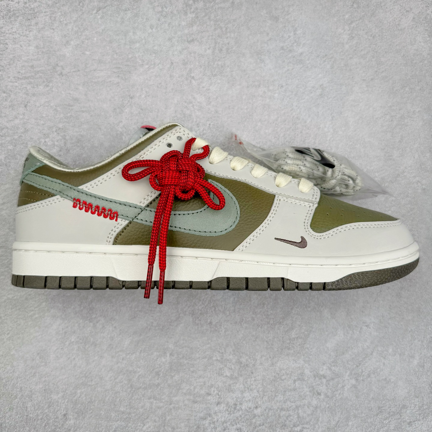 ＃原盒版 NK Dunk Low 蛇年限定 米白绿 HV5980-231 全新支线性价比拉满 迎合行情定价 正确头层皮料 细节均购入原鞋校对开发 全套原纸板楦头加持 细节品控鞋型稳定 独家私模官方最新原厂磨具打造大底 鞋头坡度极致还原 原盒原配 玻璃冲刀 超高清洁度 全鞋零毛边皮料切割 正确中底布背胶中底布拉帮走线 尺码：36 36.5 37.5 38 38.5 39 40 40.5 41 42 42.5 43 44 44.5 45 46-选品中心