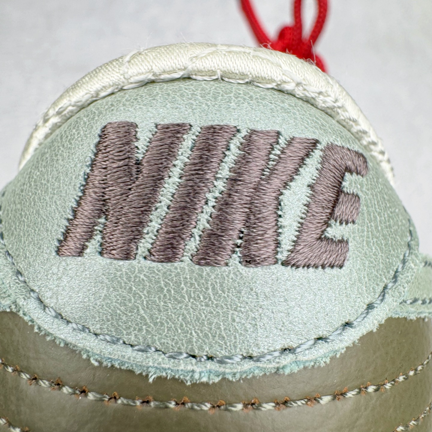 图片[18]-＃原盒版 NK Dunk Low 蛇年限定 米白绿 HV5980-231 全新支线性价比拉满 迎合行情定价 正确头层皮料 细节均购入原鞋校对开发 全套原纸板楦头加持 细节品控鞋型稳定 独家私模官方最新原厂磨具打造大底 鞋头坡度极致还原 原盒原配 玻璃冲刀 超高清洁度 全鞋零毛边皮料切割 正确中底布背胶中底布拉帮走线 尺码：36 36.5 37.5 38 38.5 39 40 40.5 41 42 42.5 43 44 44.5 45 46-选品中心