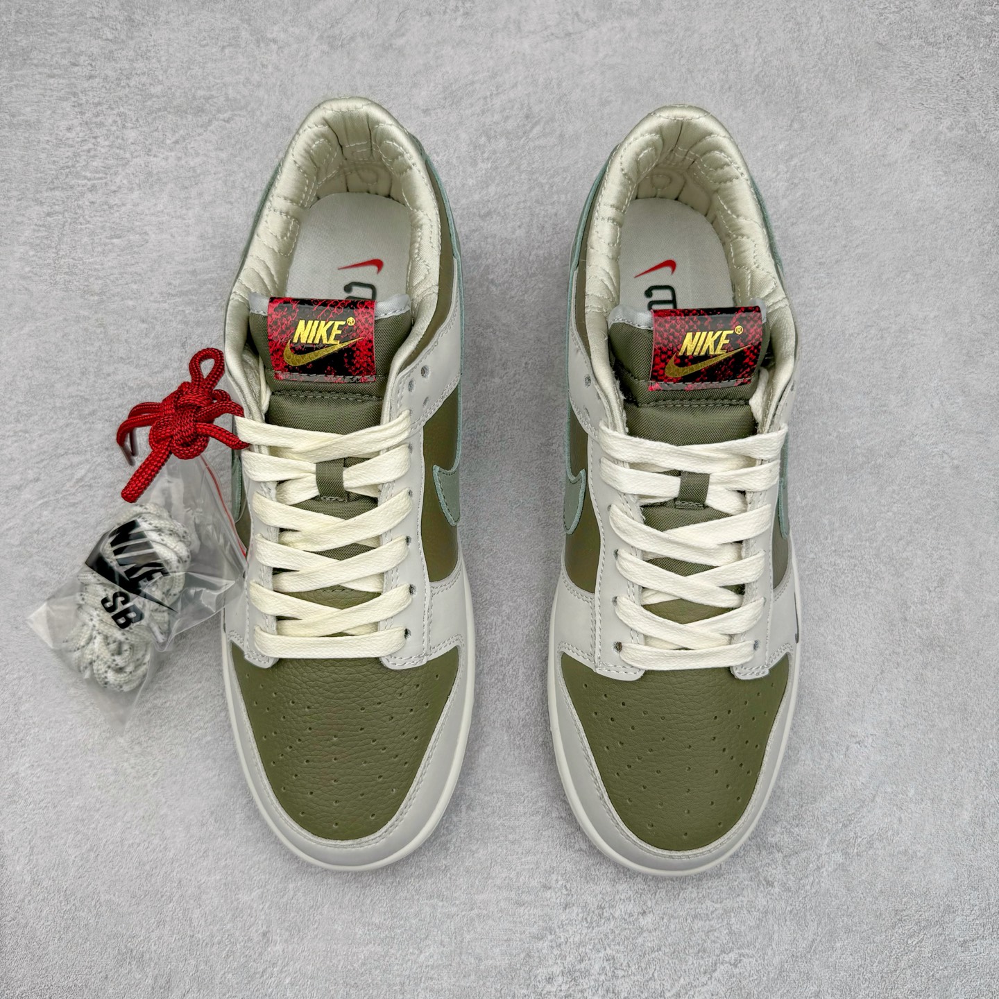 图片[2]-＃原盒版 NK Dunk Low 蛇年限定 米白绿 HV5980-231 全新支线性价比拉满 迎合行情定价 正确头层皮料 细节均购入原鞋校对开发 全套原纸板楦头加持 细节品控鞋型稳定 独家私模官方最新原厂磨具打造大底 鞋头坡度极致还原 原盒原配 玻璃冲刀 超高清洁度 全鞋零毛边皮料切割 正确中底布背胶中底布拉帮走线 尺码：36 36.5 37.5 38 38.5 39 40 40.5 41 42 42.5 43 44 44.5 45 46-选品中心