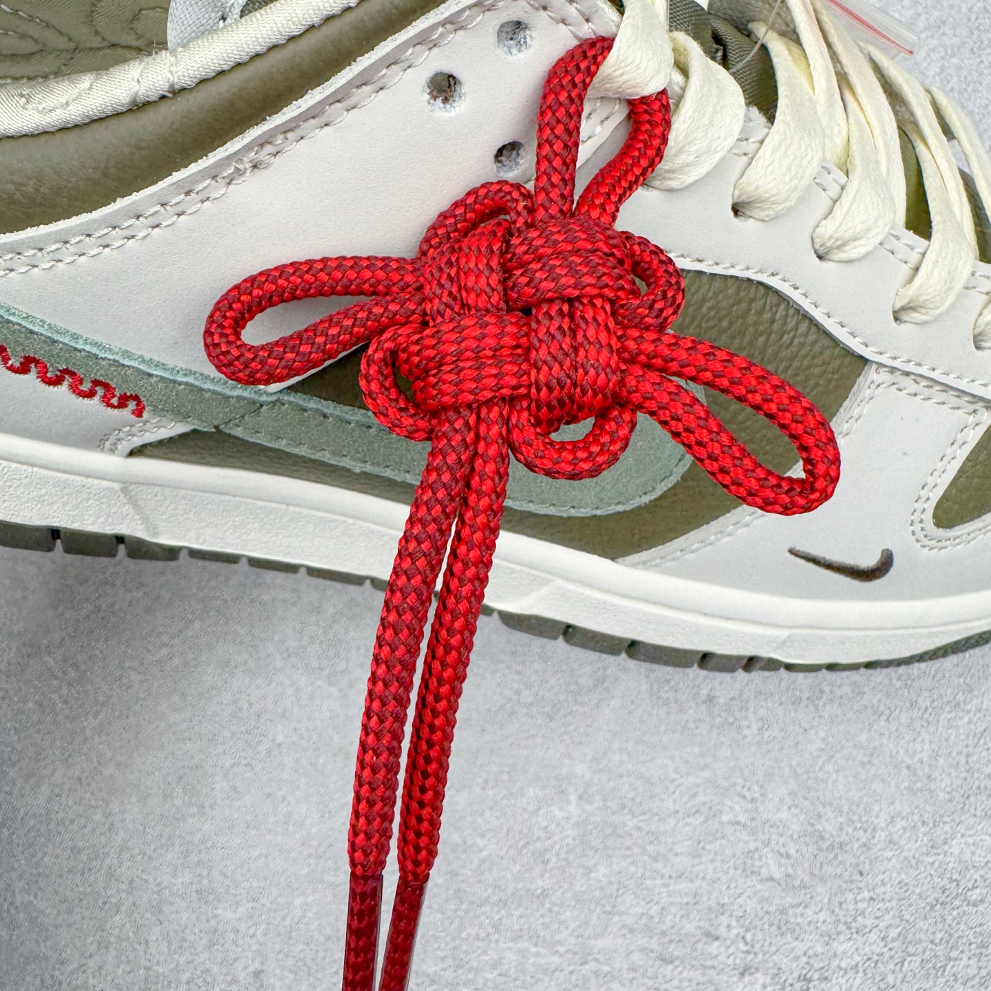 图片[22]-＃原盒版 NK Dunk Low 蛇年限定 米白绿 HV5980-231 全新支线性价比拉满 迎合行情定价 正确头层皮料 细节均购入原鞋校对开发 全套原纸板楦头加持 细节品控鞋型稳定 独家私模官方最新原厂磨具打造大底 鞋头坡度极致还原 原盒原配 玻璃冲刀 超高清洁度 全鞋零毛边皮料切割 正确中底布背胶中底布拉帮走线 尺码：36 36.5 37.5 38 38.5 39 40 40.5 41 42 42.5 43 44 44.5 45 46-选品中心