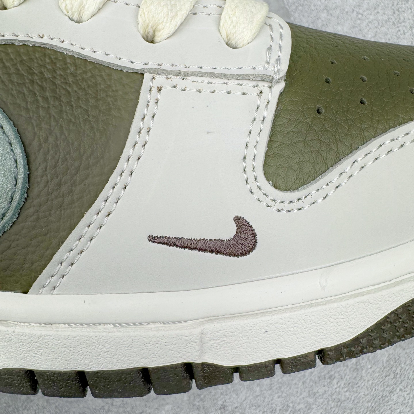 图片[20]-＃原盒版 NK Dunk Low 蛇年限定 米白绿 HV5980-231 全新支线性价比拉满 迎合行情定价 正确头层皮料 细节均购入原鞋校对开发 全套原纸板楦头加持 细节品控鞋型稳定 独家私模官方最新原厂磨具打造大底 鞋头坡度极致还原 原盒原配 玻璃冲刀 超高清洁度 全鞋零毛边皮料切割 正确中底布背胶中底布拉帮走线 尺码：36 36.5 37.5 38 38.5 39 40 40.5 41 42 42.5 43 44 44.5 45 46-选品中心