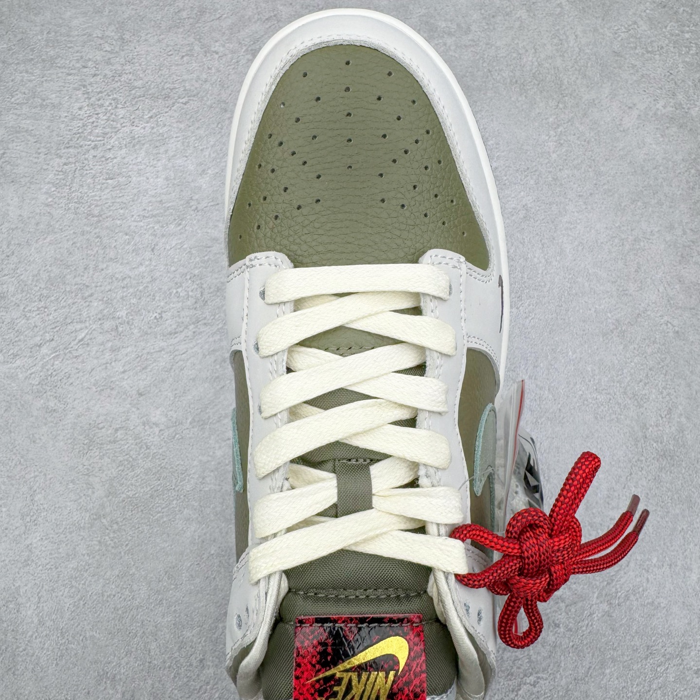 图片[4]-＃原盒版 NK Dunk Low 蛇年限定 米白绿 HV5980-231 全新支线性价比拉满 迎合行情定价 正确头层皮料 细节均购入原鞋校对开发 全套原纸板楦头加持 细节品控鞋型稳定 独家私模官方最新原厂磨具打造大底 鞋头坡度极致还原 原盒原配 玻璃冲刀 超高清洁度 全鞋零毛边皮料切割 正确中底布背胶中底布拉帮走线 尺码：36 36.5 37.5 38 38.5 39 40 40.5 41 42 42.5 43 44 44.5 45 46-选品中心