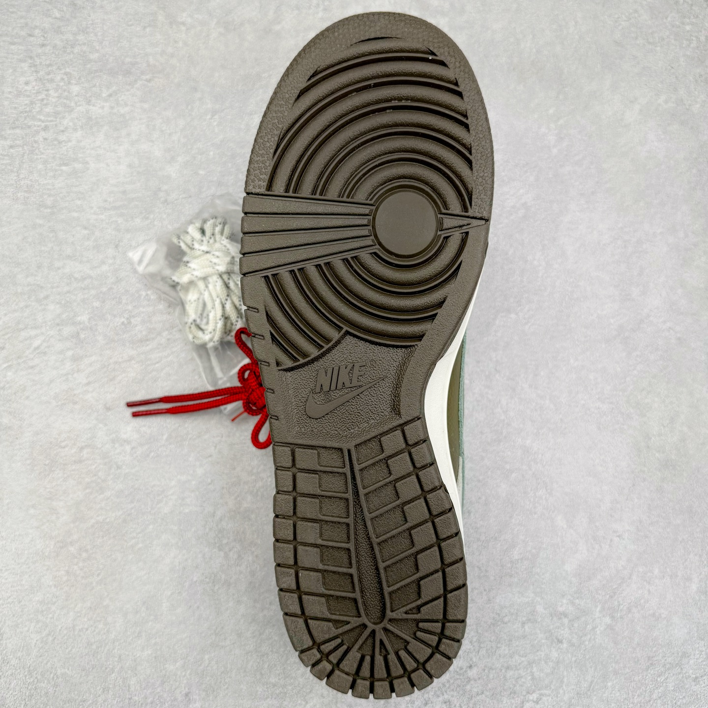 图片[9]-＃原盒版 NK Dunk Low 蛇年限定 米白绿 HV5980-231 全新支线性价比拉满 迎合行情定价 正确头层皮料 细节均购入原鞋校对开发 全套原纸板楦头加持 细节品控鞋型稳定 独家私模官方最新原厂磨具打造大底 鞋头坡度极致还原 原盒原配 玻璃冲刀 超高清洁度 全鞋零毛边皮料切割 正确中底布背胶中底布拉帮走线 尺码：36 36.5 37.5 38 38.5 39 40 40.5 41 42 42.5 43 44 44.5 45 46-选品中心