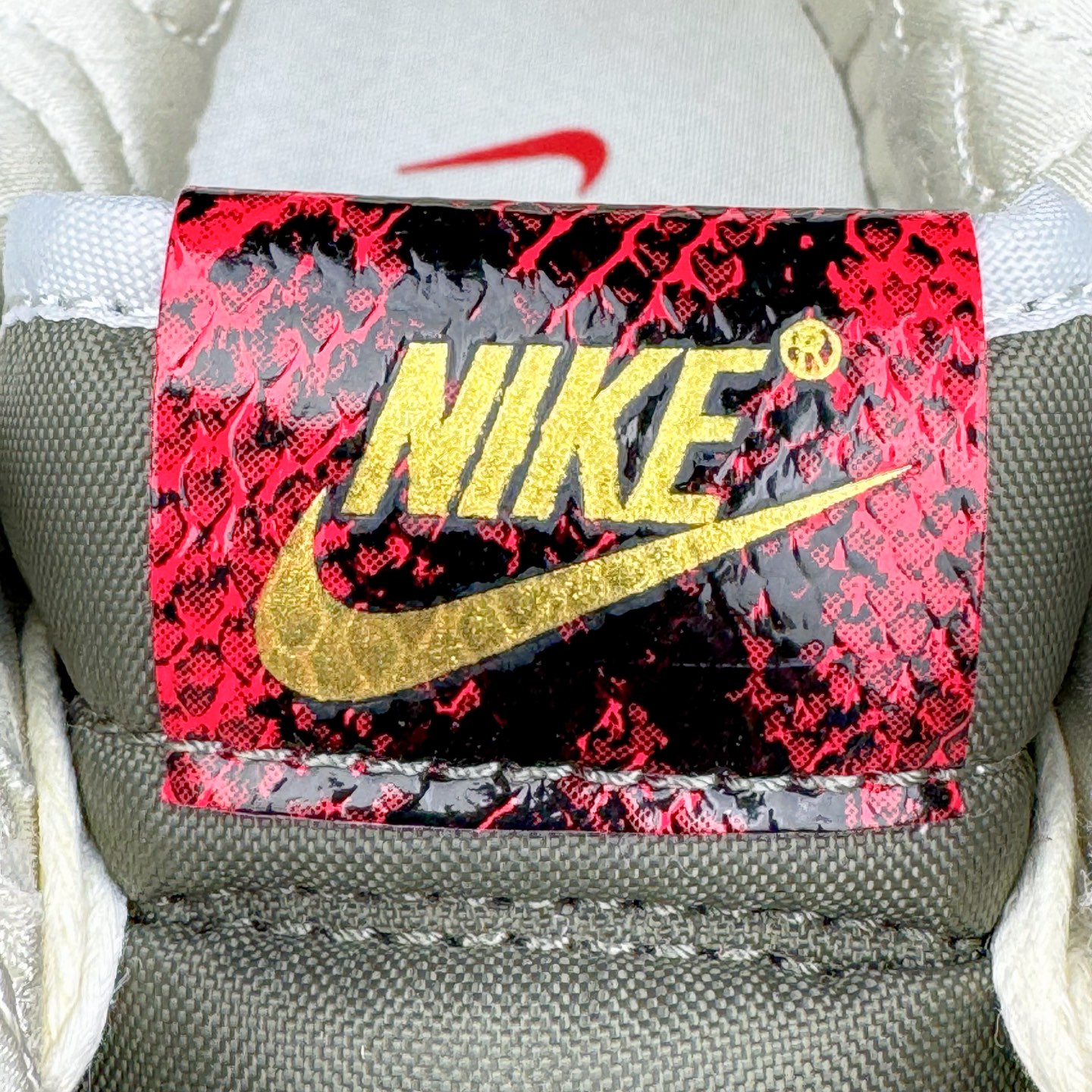 图片[15]-＃原盒版 NK Dunk Low 蛇年限定 米白绿 HV5980-231 全新支线性价比拉满 迎合行情定价 正确头层皮料 细节均购入原鞋校对开发 全套原纸板楦头加持 细节品控鞋型稳定 独家私模官方最新原厂磨具打造大底 鞋头坡度极致还原 原盒原配 玻璃冲刀 超高清洁度 全鞋零毛边皮料切割 正确中底布背胶中底布拉帮走线 尺码：36 36.5 37.5 38 38.5 39 40 40.5 41 42 42.5 43 44 44.5 45 46-选品中心