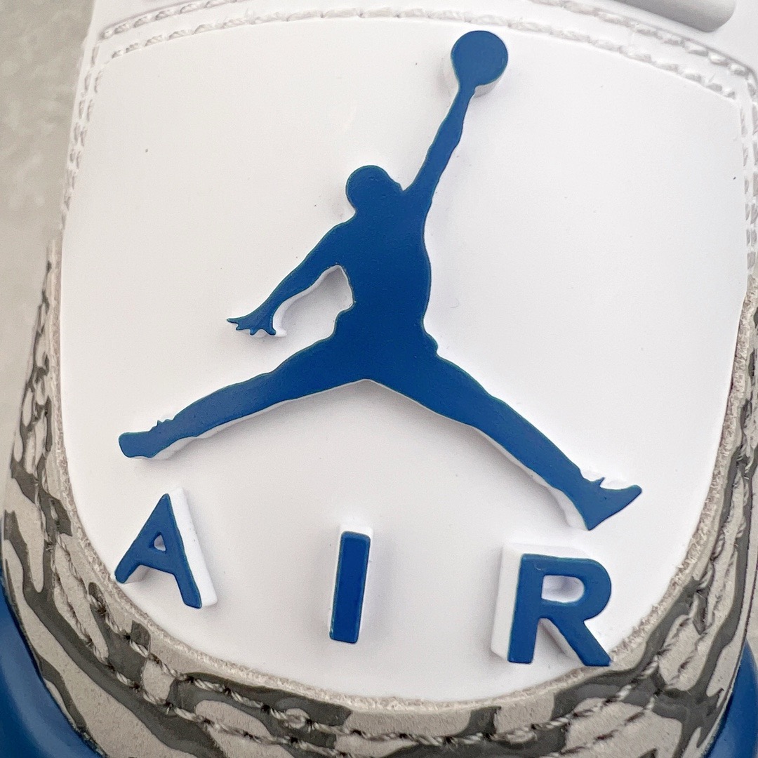 图片[13]-＃KZ神版 Air Jordan AJ3 Retro 奇才白蓝 CT8532-148 独家外贸特供尺码含45.5 48.5 国内外口碑最好最推荐的产品 市场中端王者 亲自操刀耗时半年巨作 全套原纸板楦头开发 原厂大底磨具加持立体防滑纹理 原装可视Air Sole气垫 原汁原味最完美的三代版型 唯一正确鞋头趴度弧度高度鞋身腰线 此版本只针对中端市场 皮料材质有所更替 其他数据细节工艺流程均保持一致 绝不口嗨 细节品控鞋型随意秒杀市面3XX 4XX 原厂TPU后跟饰片 正确内里反口里网布 皮料菱角分明不变形无多余毛边 正确手工大底描漆拉丝 市场唯一原厂鞋扣模具 原厂织唛标 原厂飞人电绣工艺 尾指中部跳三针 独家绑鞋带手法 印刷中底布 四线拉帮 米色美纹纸贴合固定 进口港宝加持 后跟自然饱满 全鞋荧光划线卡点 追求极致完美 每一双都是工艺品 多重QC质检 超越公司货的品控标准 实实在在的免检产品 尺码：40 40.5 41 42 42.5 43 44 44.5 45 45.5 46 47.5 48.5-选品中心