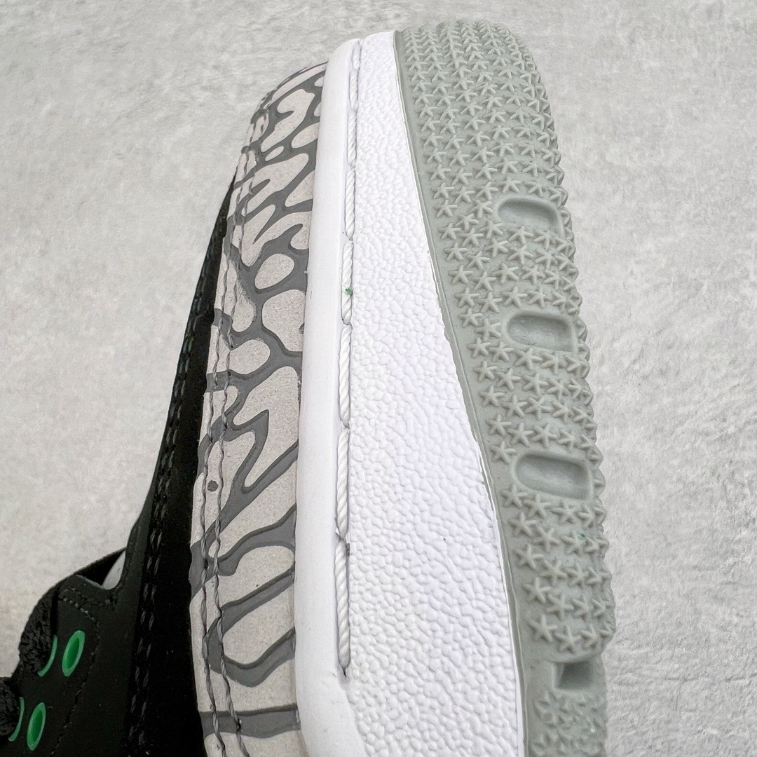 图片[12]-＃KZ神版 Air Jordan AJ3 Retro 黑绿 CT8532-030 独家外贸特供尺码含45.5 48.5 国内外口碑最好最推荐的产品 市场中端王者 亲自操刀耗时半年巨作 全套原纸板楦头开发 原厂大底磨具加持立体防滑纹理 原装可视Air Sole气垫 原汁原味最完美的三代版型 唯一正确鞋头趴度弧度高度鞋身腰线 此版本只针对中端市场 皮料材质有所更替 其他数据细节工艺流程均保持一致 绝不口嗨 细节品控鞋型随意秒杀市面3XX 4XX 原厂TPU后跟饰片 正确内里反口里网布 皮料菱角分明不变形无多余毛边 正确手工大底描漆拉丝 市场唯一原厂鞋扣模具 原厂织唛标 原厂飞人电绣工艺 尾指中部跳三针 独家绑鞋带手法 印刷中底布 四线拉帮 米色美纹纸贴合固定 进口港宝加持 后跟自然饱满 全鞋荧光划线卡点 追求极致完美 每一双都是工艺品 多重QC质检 超越公司货的品控标准 实实在在的免检产品 尺码：40 40.5 41 42 42.5 43 44 44.5 45 45.5 46 47.5 48.5-选品中心