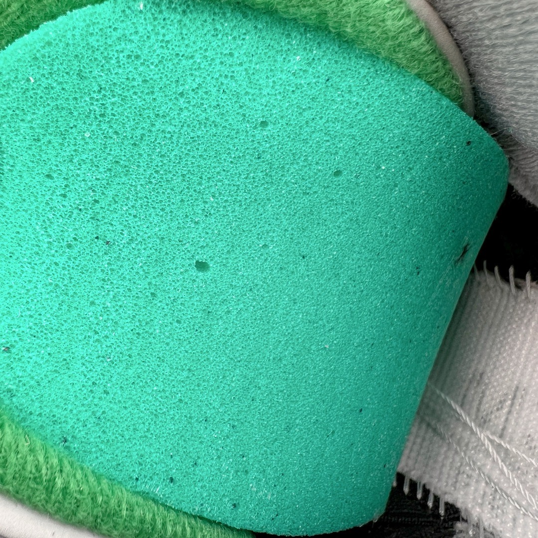 图片[18]-＃KZ神版 Air Jordan AJ3 Retro 黑绿 CT8532-030 独家外贸特供尺码含45.5 48.5 国内外口碑最好最推荐的产品 市场中端王者 亲自操刀耗时半年巨作 全套原纸板楦头开发 原厂大底磨具加持立体防滑纹理 原装可视Air Sole气垫 原汁原味最完美的三代版型 唯一正确鞋头趴度弧度高度鞋身腰线 此版本只针对中端市场 皮料材质有所更替 其他数据细节工艺流程均保持一致 绝不口嗨 细节品控鞋型随意秒杀市面3XX 4XX 原厂TPU后跟饰片 正确内里反口里网布 皮料菱角分明不变形无多余毛边 正确手工大底描漆拉丝 市场唯一原厂鞋扣模具 原厂织唛标 原厂飞人电绣工艺 尾指中部跳三针 独家绑鞋带手法 印刷中底布 四线拉帮 米色美纹纸贴合固定 进口港宝加持 后跟自然饱满 全鞋荧光划线卡点 追求极致完美 每一双都是工艺品 多重QC质检 超越公司货的品控标准 实实在在的免检产品 尺码：40 40.5 41 42 42.5 43 44 44.5 45 45.5 46 47.5 48.5-选品中心