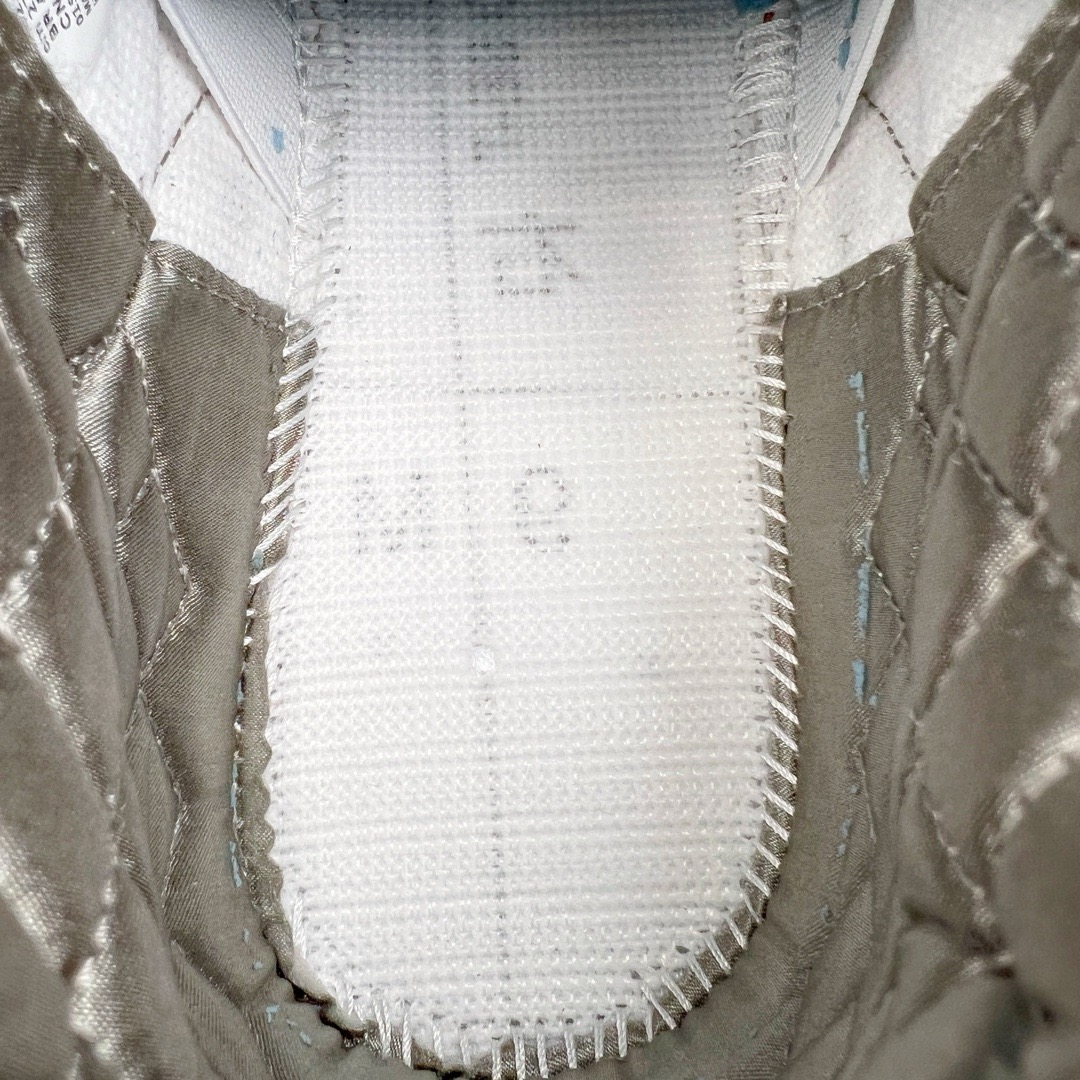 图片[17]-＃KZ神版 A Ma Maniére x Air Jordan AJ3 Retro AMM联名白紫灰 DH3434-110 独家外贸特供尺码含45.5 48.5 国内外口碑最好最推荐的产品 市场中端王者 亲自操刀耗时半年巨作 全套原纸板楦头开发 原厂大底磨具加持立体防滑纹理 原装可视Air Sole气垫 原汁原味最完美的三代版型 唯一正确鞋头趴度弧度高度鞋身腰线 此版本只针对中端市场 皮料材质有所更替 其他数据细节工艺流程均保持一致 绝不口嗨 细节品控鞋型随意秒杀市面3XX 4XX 原厂TPU后跟饰片 正确内里反口里网布 皮料菱角分明不变形无多余毛边 正确手工大底描漆拉丝 市场唯一原厂鞋扣模具 原厂织唛标 原厂飞人电绣工艺 尾指中部跳三针 独家绑鞋带手法 印刷中底布 四线拉帮 米色美纹纸贴合固定 进口港宝加持 后跟自然饱满 全鞋荧光划线卡点 追求极致完美 每一双都是工艺品 多重QC质检 超越公司货的品控标准 实实在在的免检产品 尺码：40 40.5 41 42 42.5 43 44 44.5 45 45.5 46 47.5 48.5-选品中心