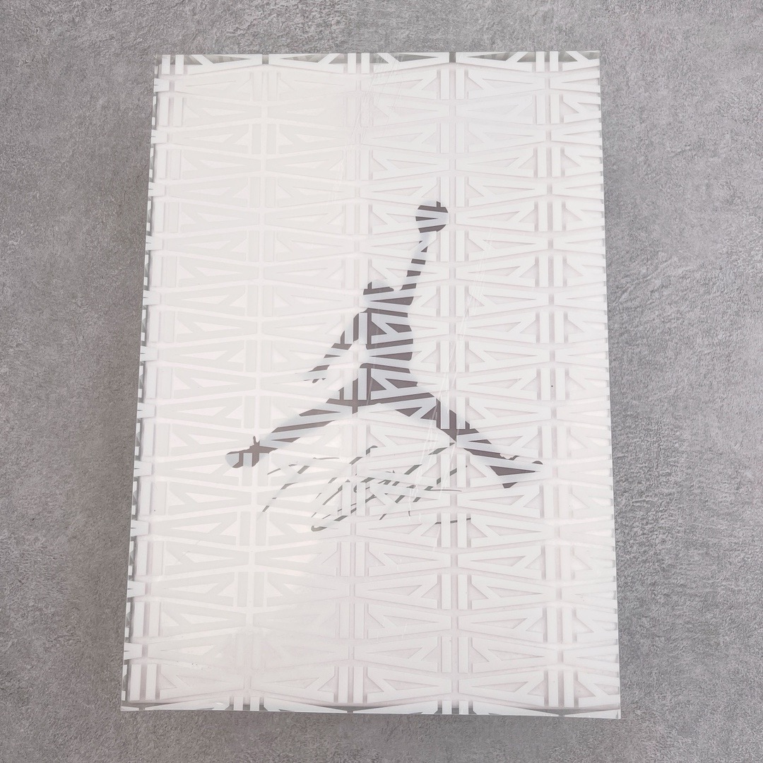 图片[10]-＃KZ神版 A Ma Maniére x Air Jordan AJ3 Retro AMM联名白紫灰 DH3434-110 独家外贸特供尺码含45.5 48.5 国内外口碑最好最推荐的产品 市场中端王者 亲自操刀耗时半年巨作 全套原纸板楦头开发 原厂大底磨具加持立体防滑纹理 原装可视Air Sole气垫 原汁原味最完美的三代版型 唯一正确鞋头趴度弧度高度鞋身腰线 此版本只针对中端市场 皮料材质有所更替 其他数据细节工艺流程均保持一致 绝不口嗨 细节品控鞋型随意秒杀市面3XX 4XX 原厂TPU后跟饰片 正确内里反口里网布 皮料菱角分明不变形无多余毛边 正确手工大底描漆拉丝 市场唯一原厂鞋扣模具 原厂织唛标 原厂飞人电绣工艺 尾指中部跳三针 独家绑鞋带手法 印刷中底布 四线拉帮 米色美纹纸贴合固定 进口港宝加持 后跟自然饱满 全鞋荧光划线卡点 追求极致完美 每一双都是工艺品 多重QC质检 超越公司货的品控标准 实实在在的免检产品 尺码：40 40.5 41 42 42.5 43 44 44.5 45 45.5 46 47.5 48.5-选品中心